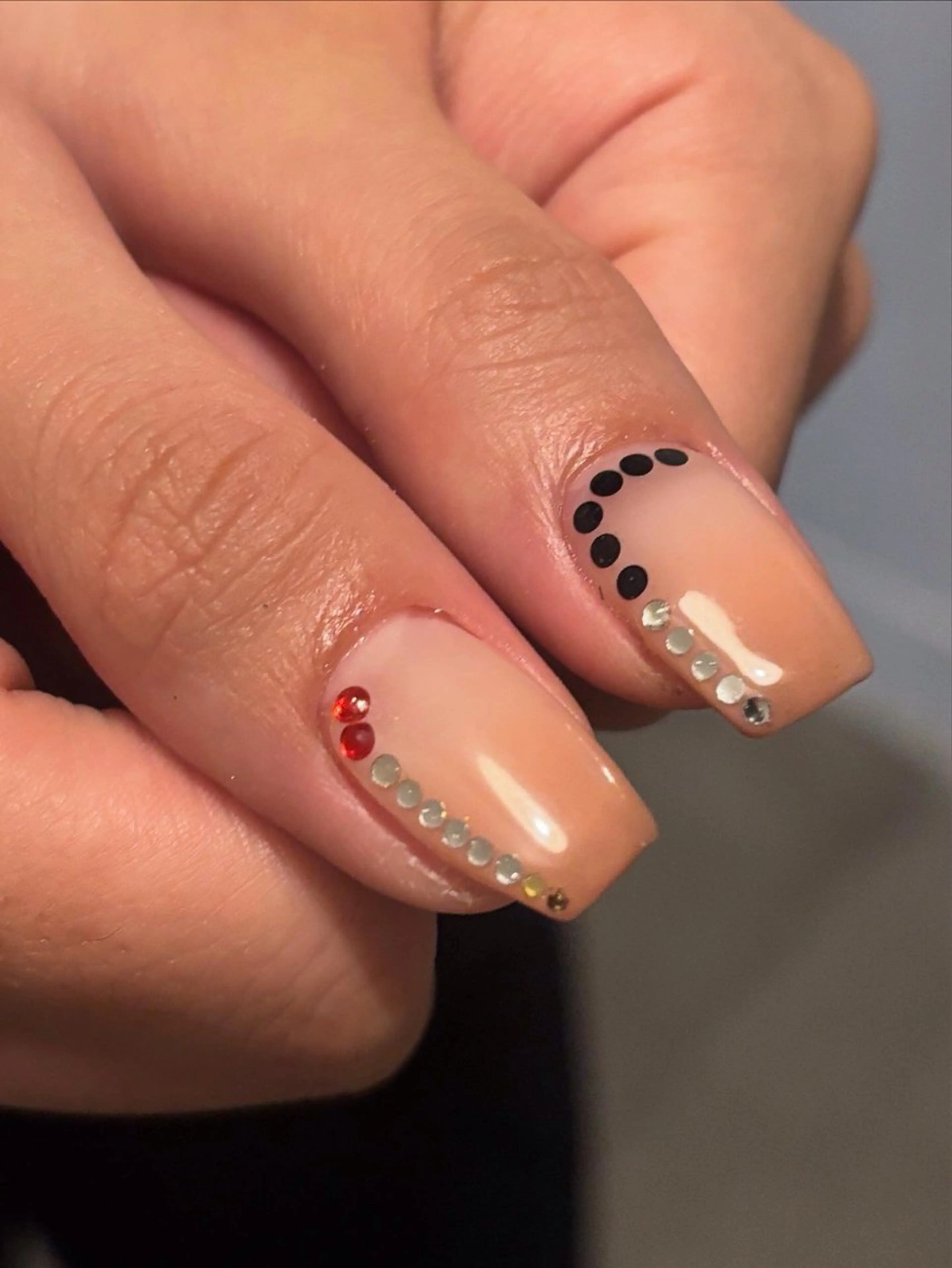 ネイル 赤色 ストーンネイル ハンドネイル sister  mohawk所属・chika ／ nailのネイルデザイン