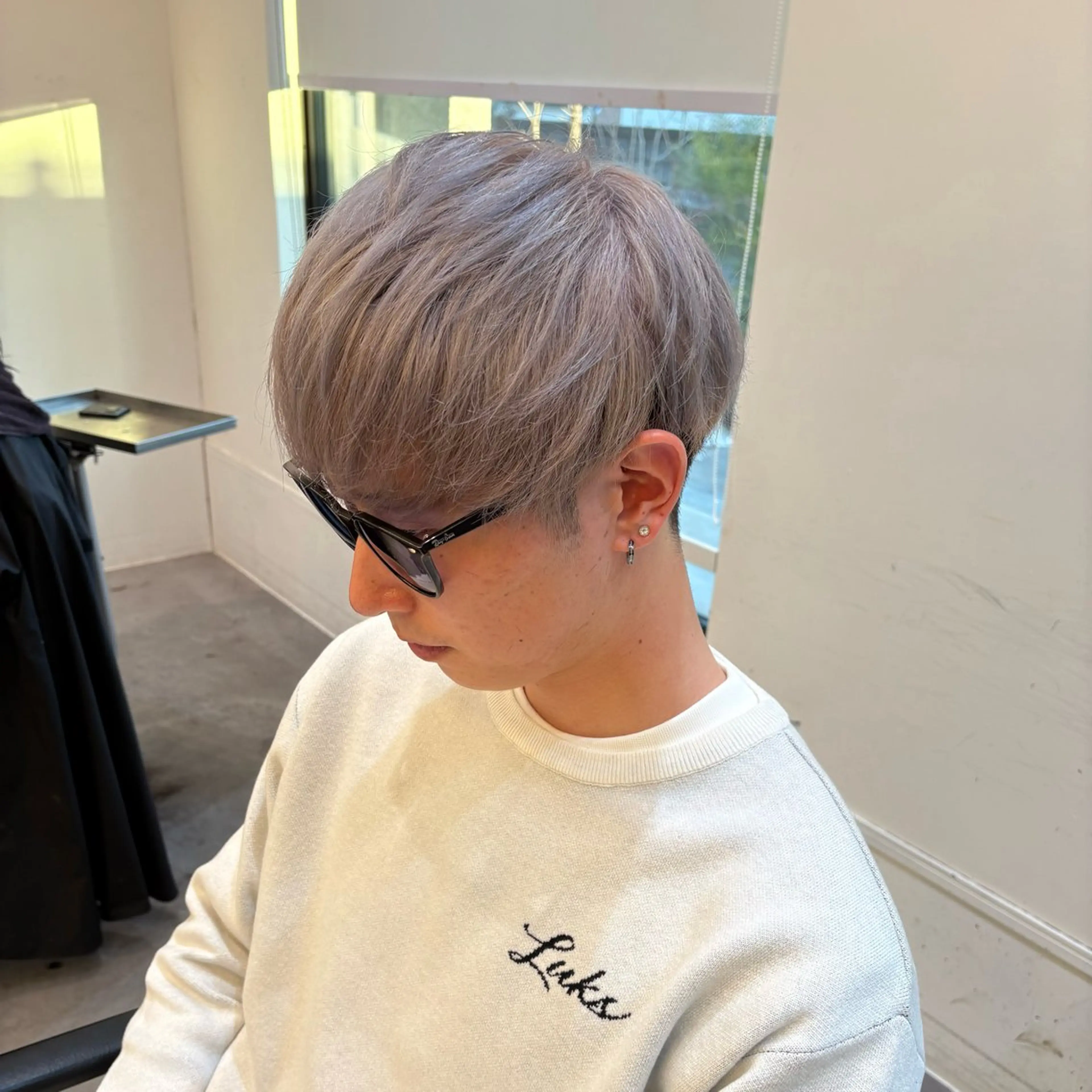 カラー メンズ マッシュ 刈り上げ シルバー ホワイトシルバー GISELA サリナのヘアスタイル