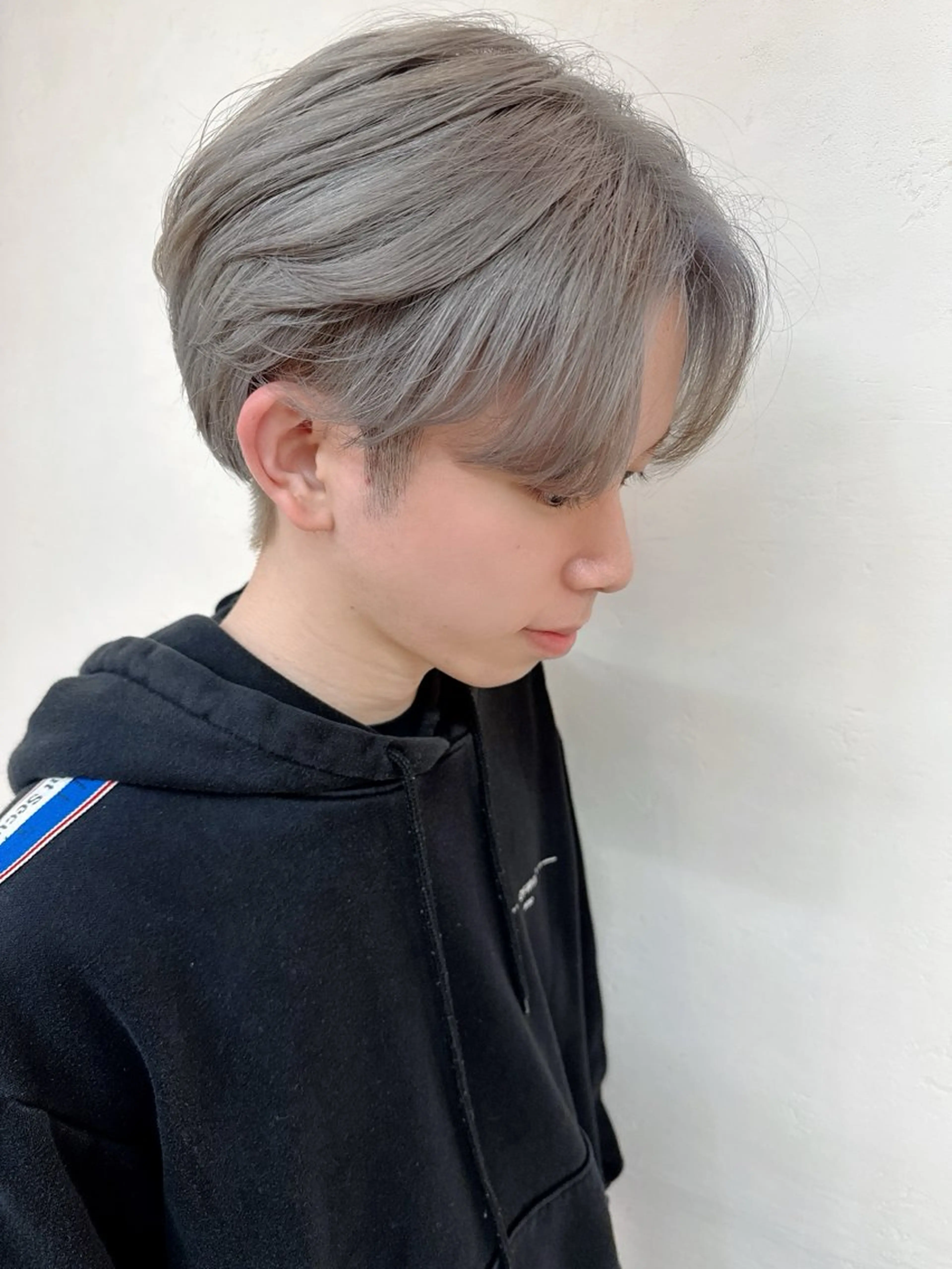 カラー メンズ メンズブリーチ ブリーチ シルバー 汐見 悠佑のヘアスタイル