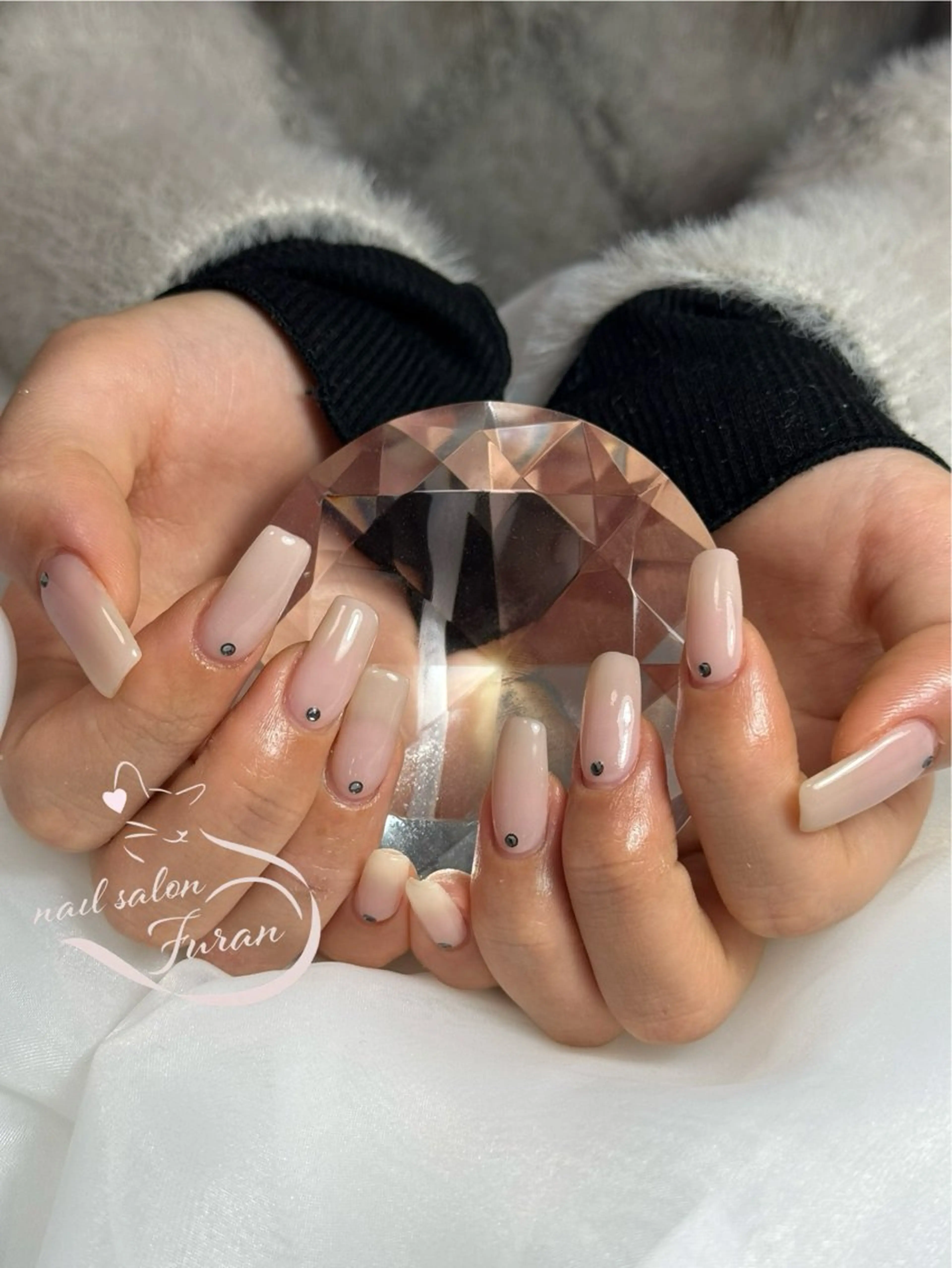 ネイル ストーンネイル ホワイト ハンドネイル Nail salon Furanのネイルデザイン