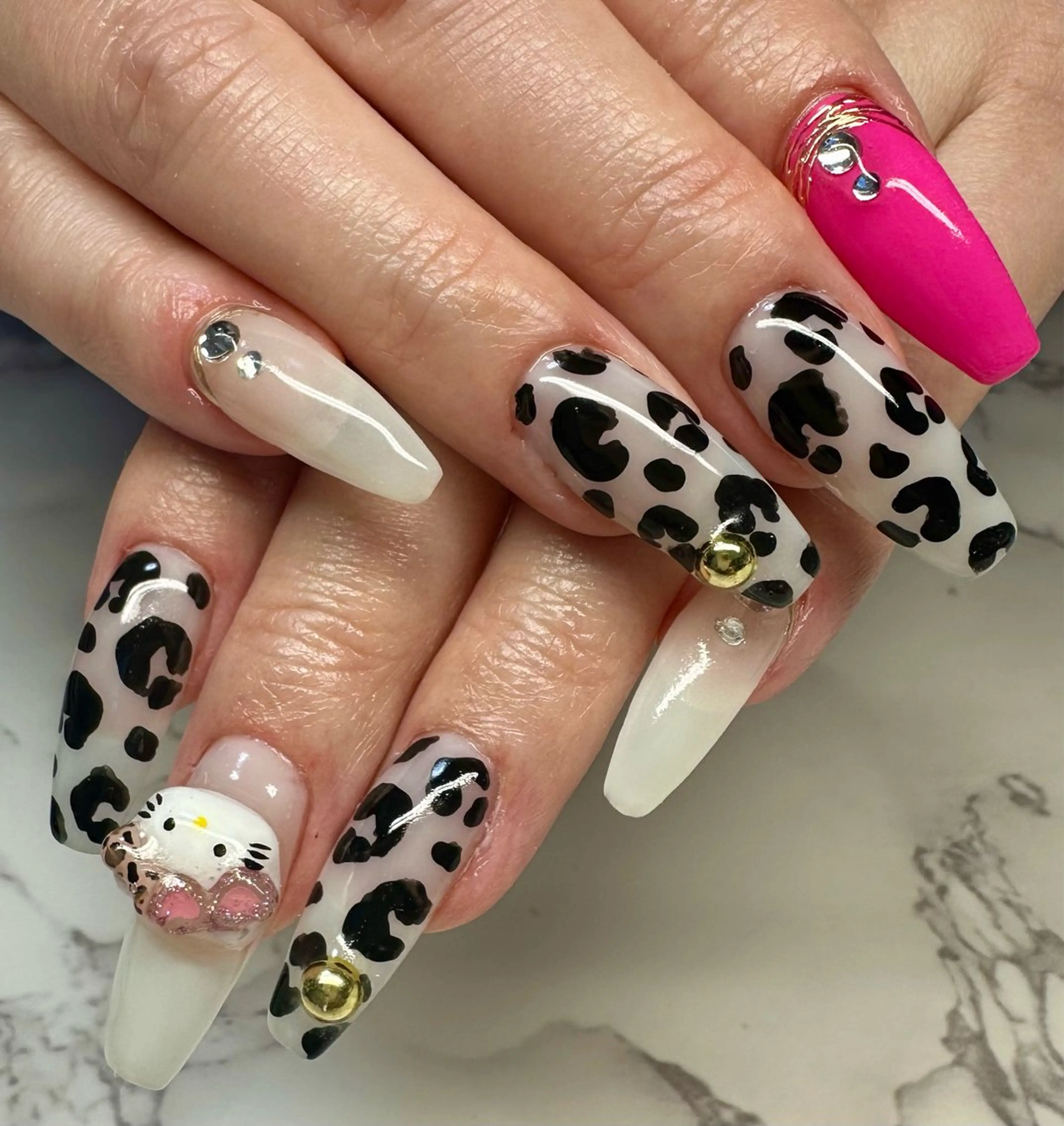 ネイル アニマル柄 アートネイル チークネイル フレンチネイル キラキラネイル M.N_ nailのネイルデザイン