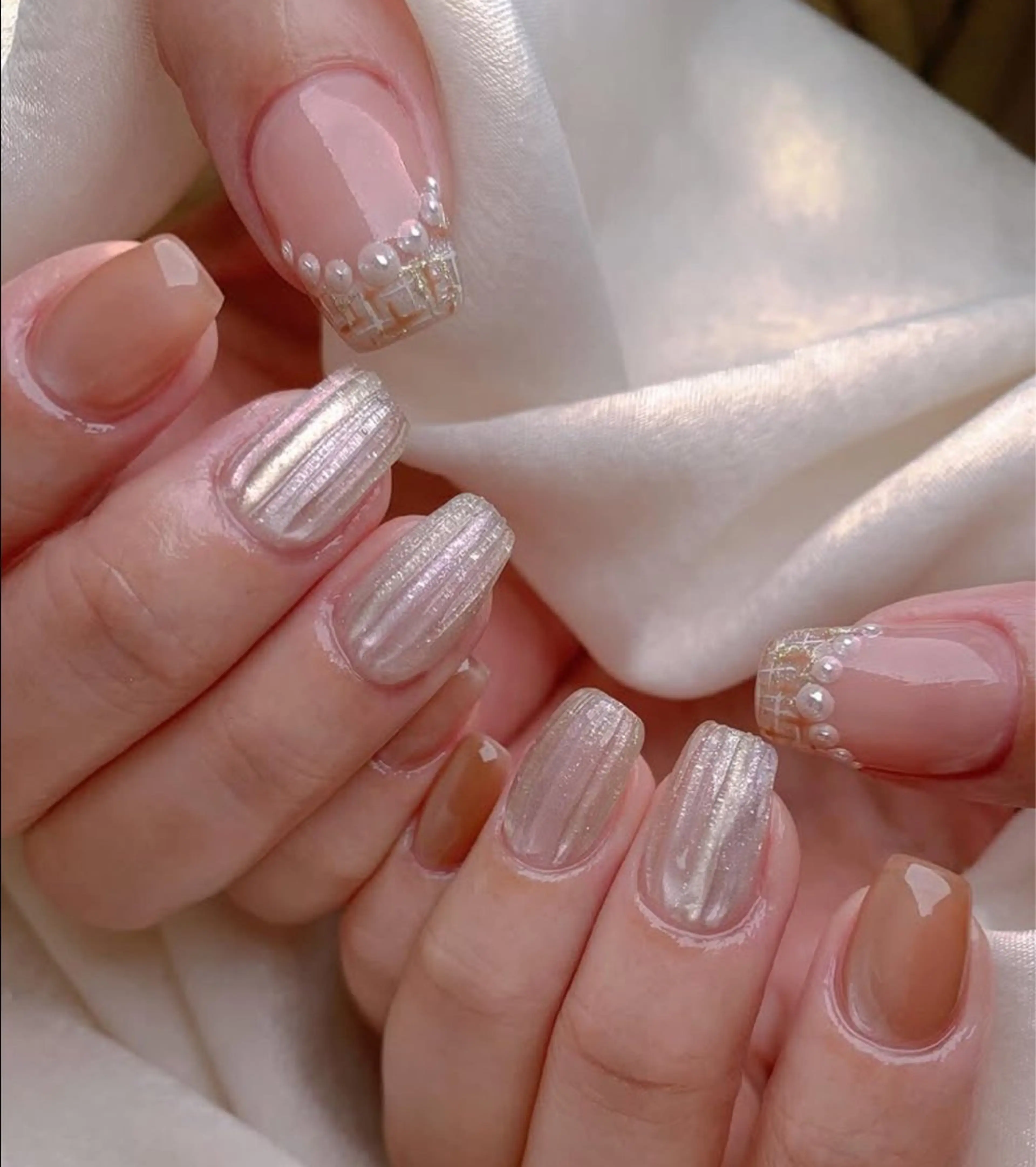 ネイル フレンチネイル ガーリー ハンドネイル Roger 舞のネイルデザイン