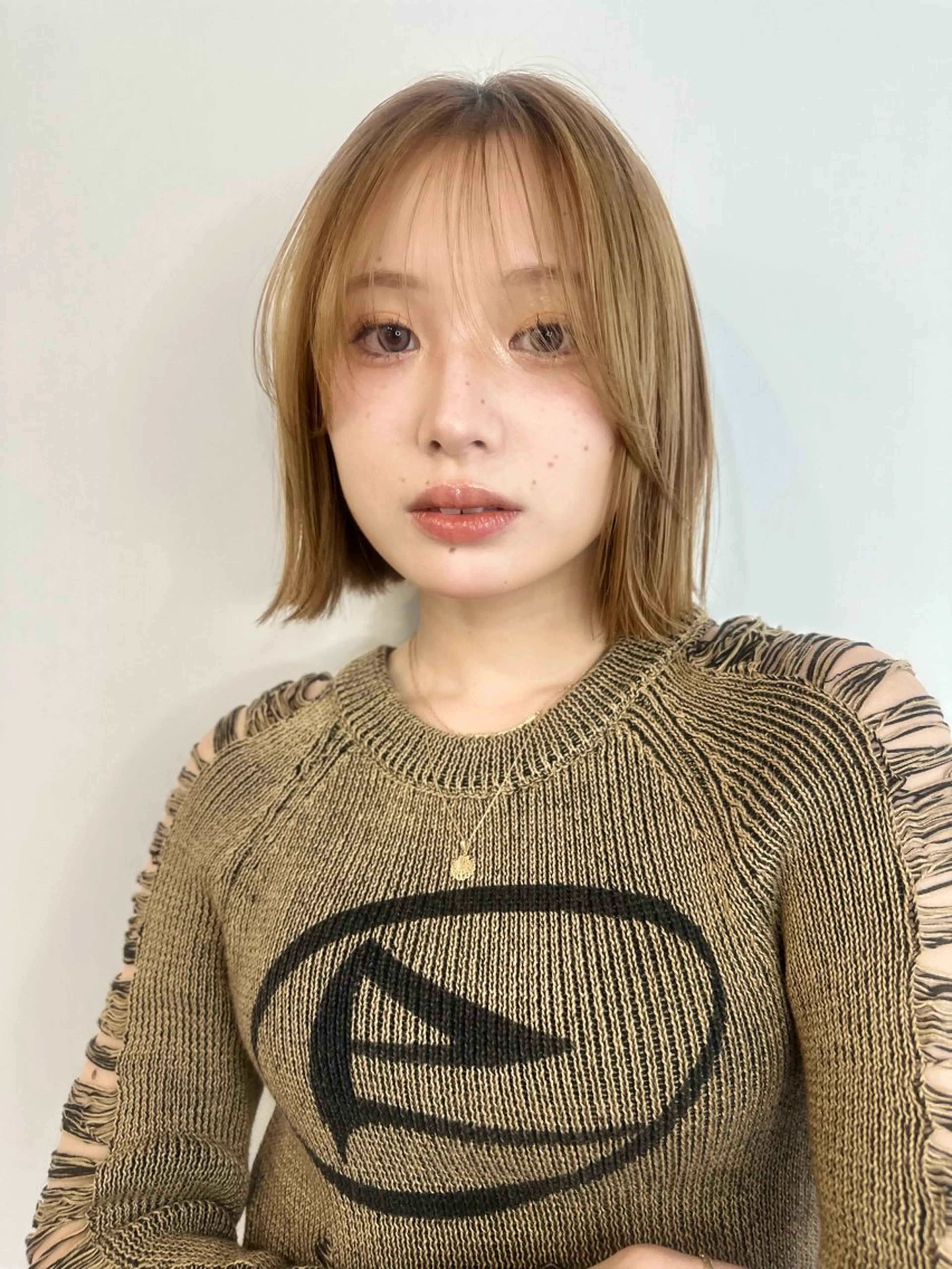 ショート ボブ 外ハネヘア カット ヘアカラー トリートメント 韓国風×透明感カラー 髪質改善オタベシンヤのヘアスタイル