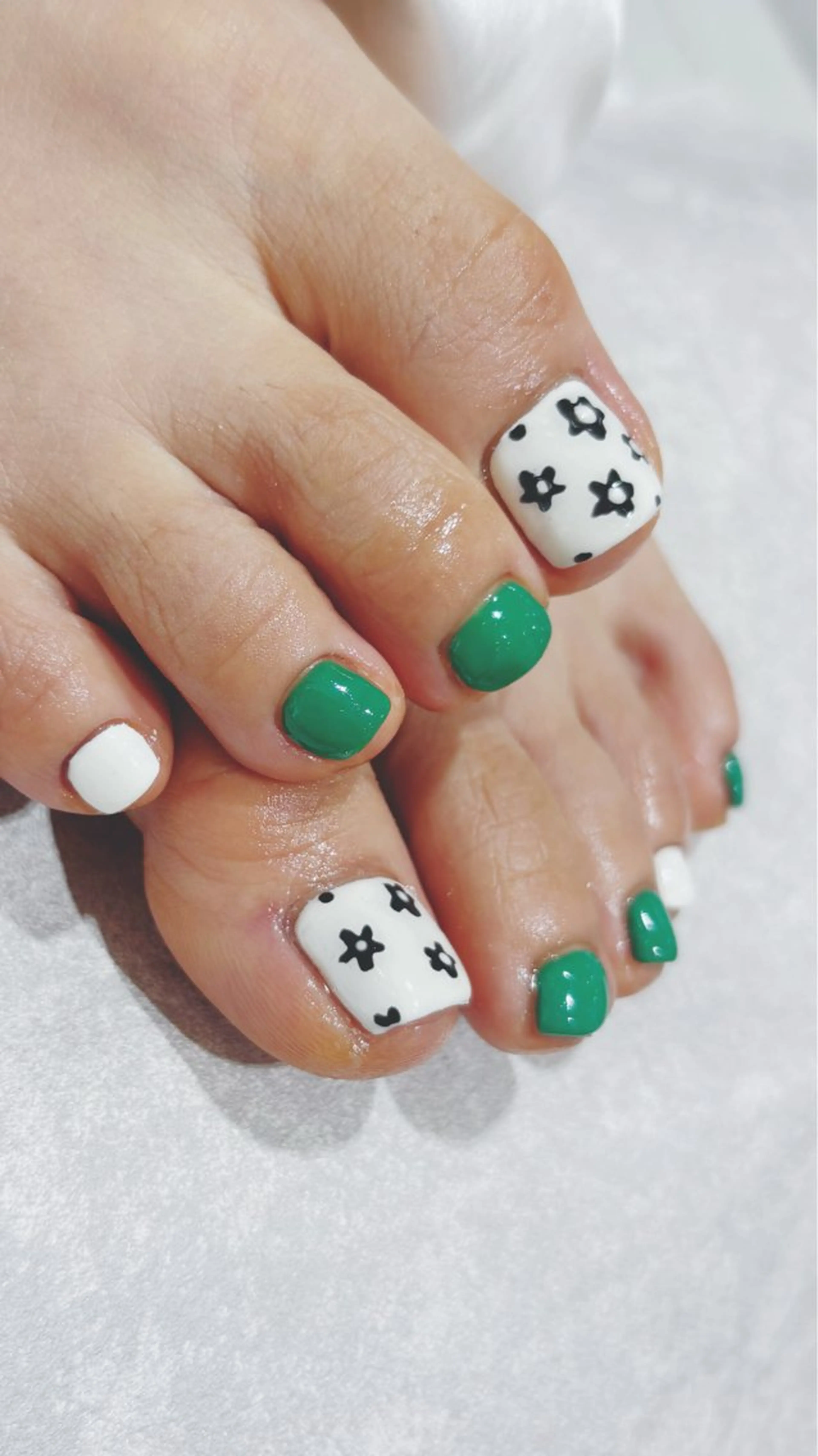 ネイル フットネイル グリーン Ray nail   WAKA️🫧のネイルデザイン