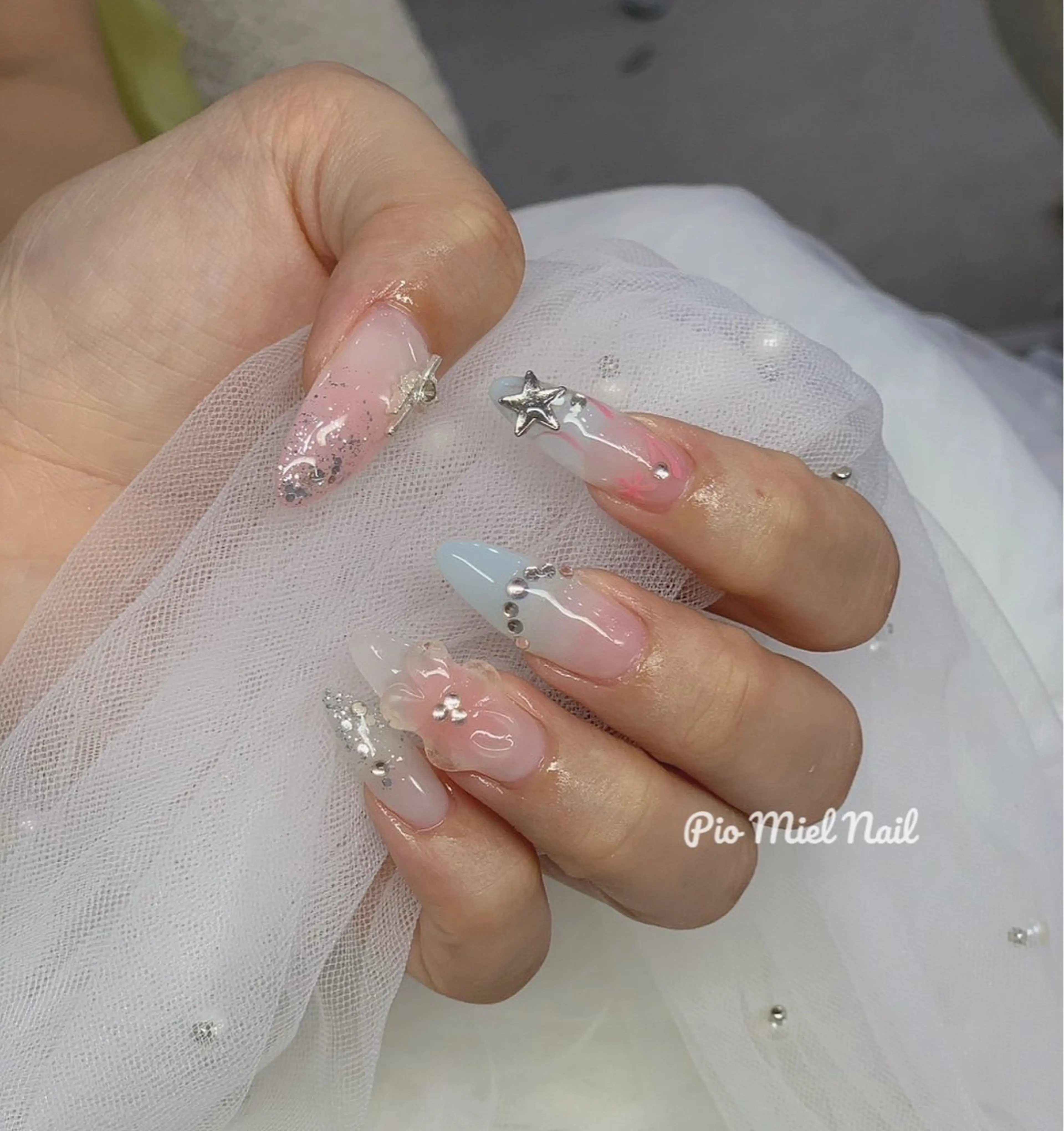 セミロング 韓国風ヘア ハンドネイル Pio Mielのネイルデザイン