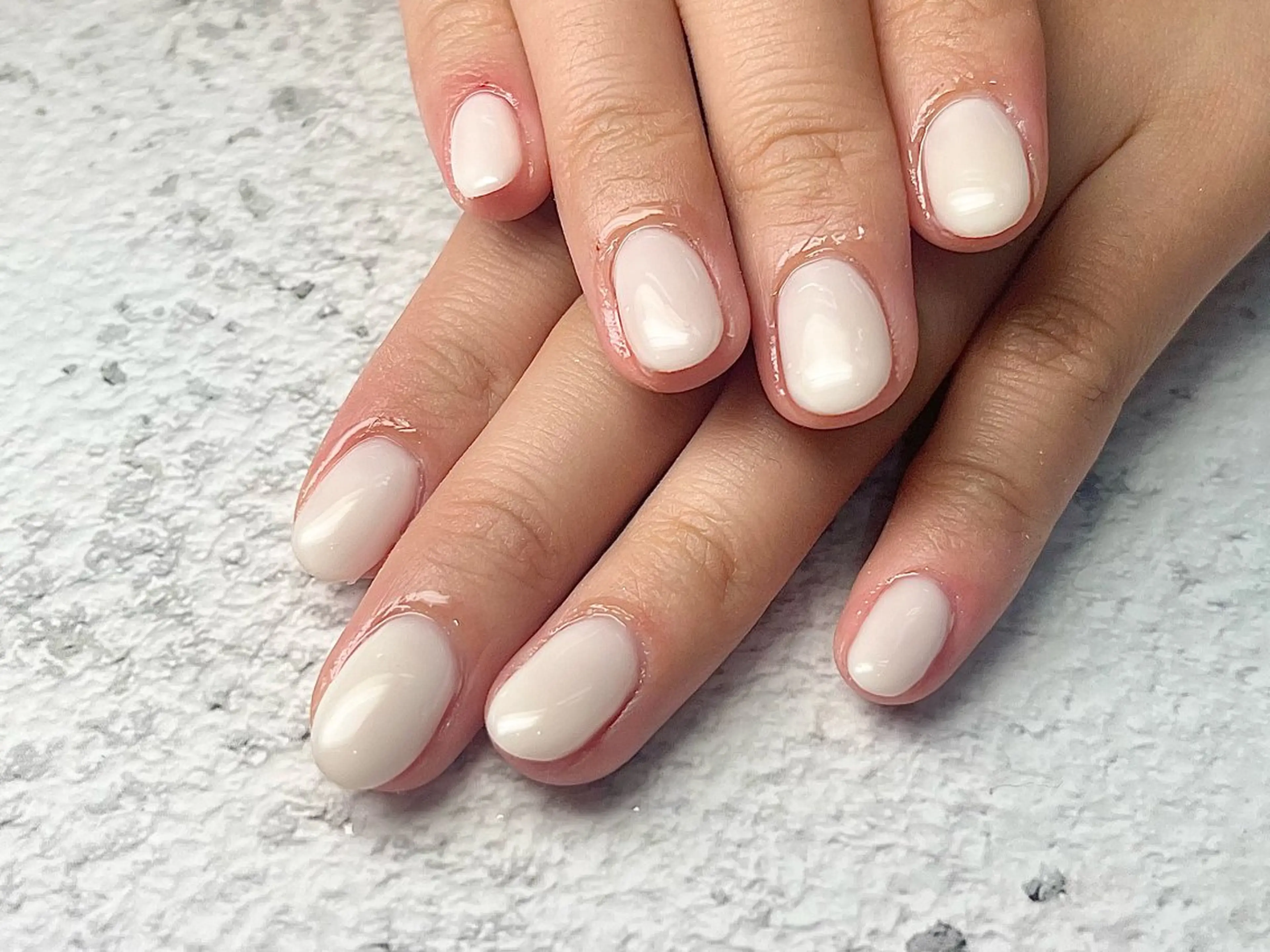 ネイル ホワイト Queen nail 北堀江 ASUKAのネイルデザイン