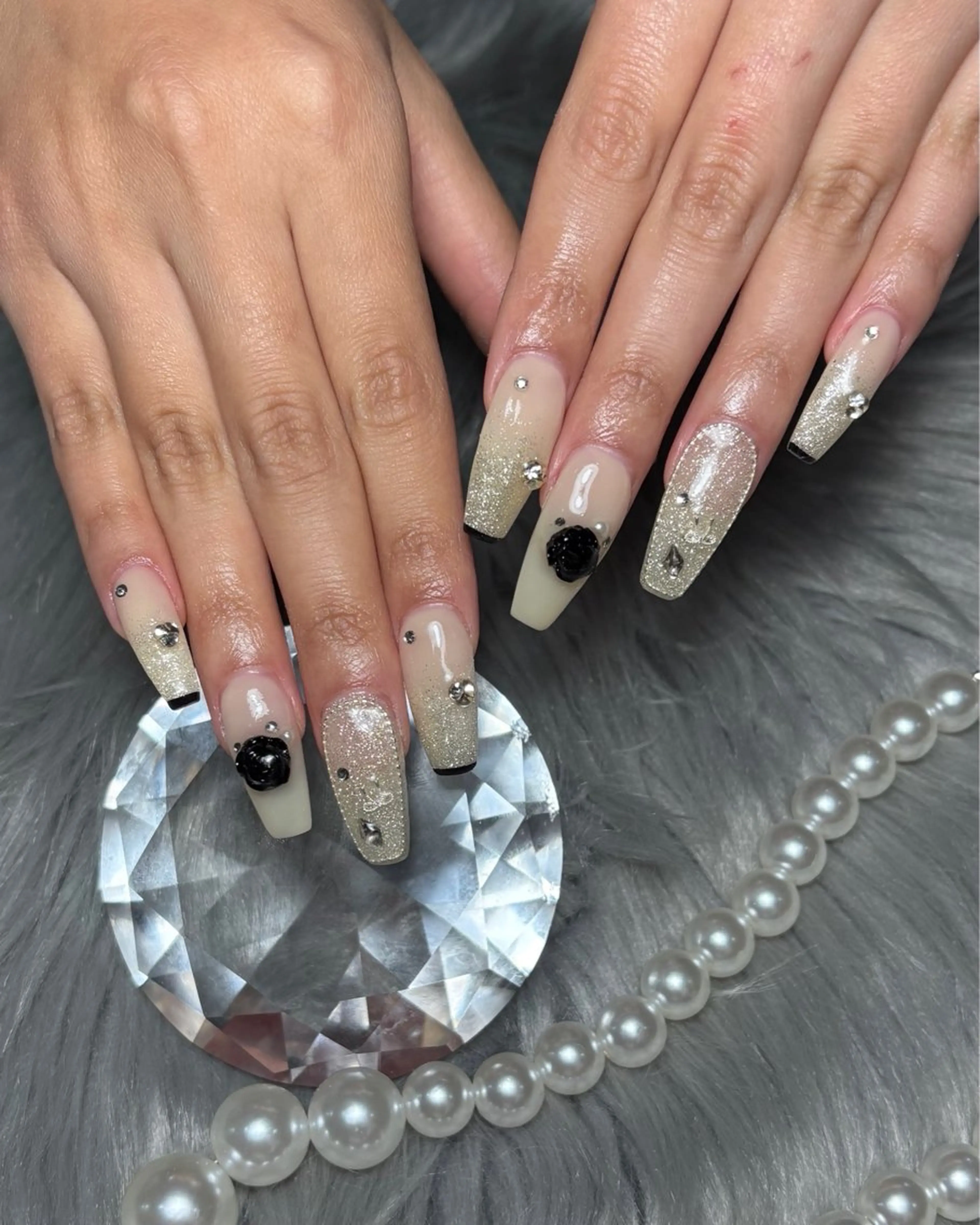 ネイル 長さ出し フレンチネイル ガーリー ゴールド ラメ(グリッター) ハンドネイル 2in1 total salon所属・sara nails__.27のネイルデザイン