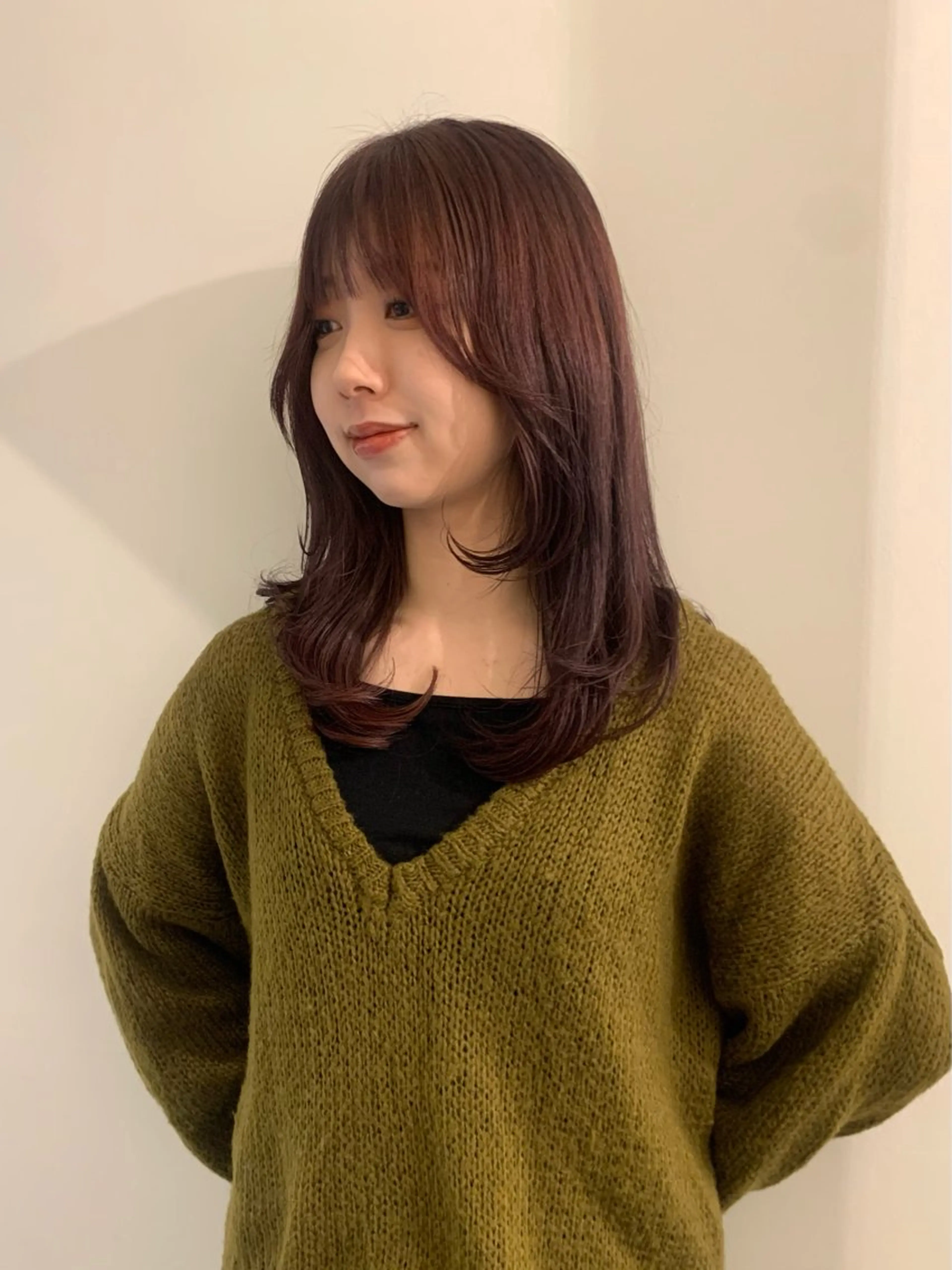 セミロング カラー ラベンダーカラー レッドカラー レイヤーカット カット ヘアカラー トリートメント 落合希 Olivebeigeのヘアスタイル