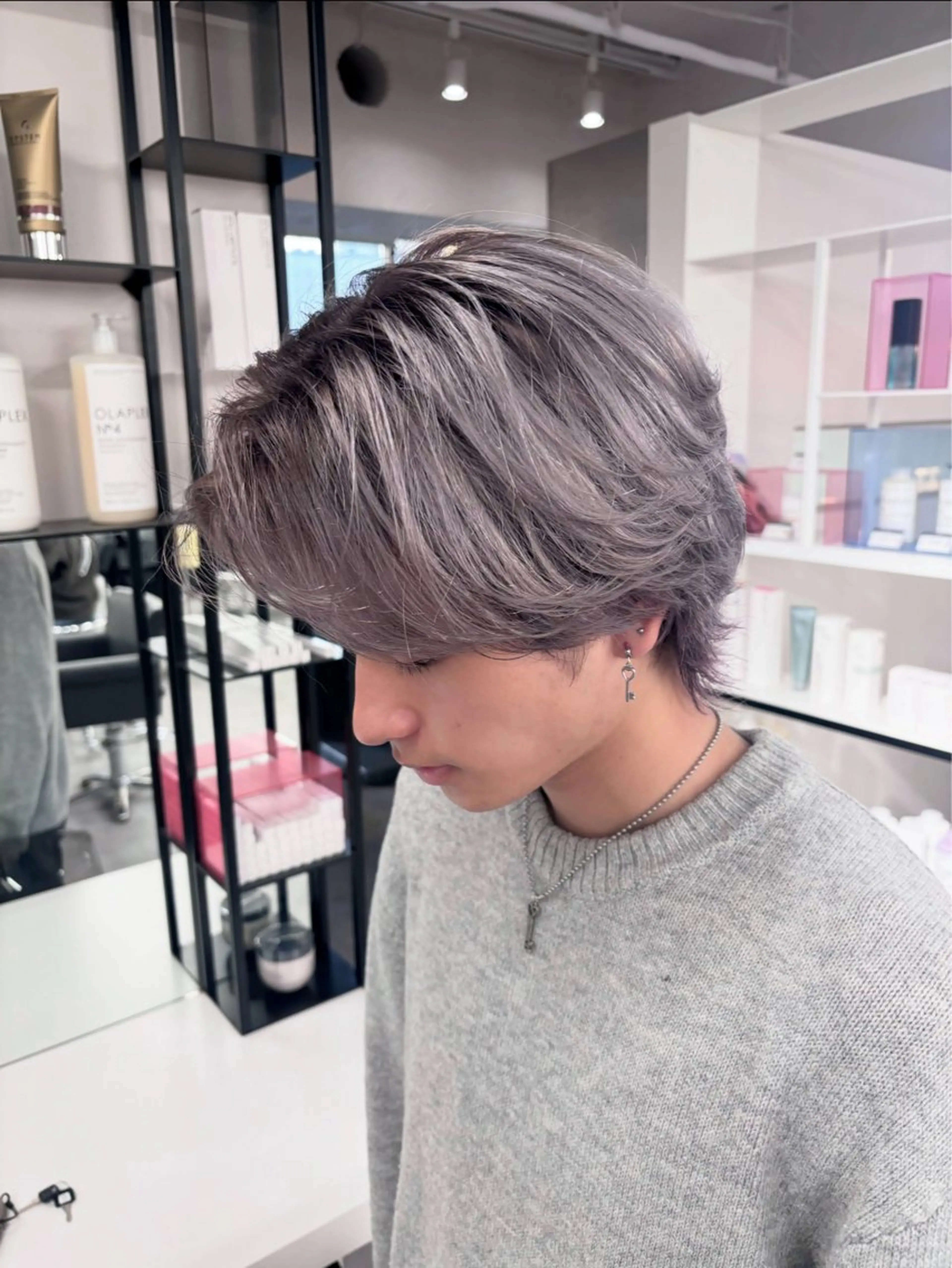 ミディアム カラー メンズ メンズハイトーン デザインカラー グレージュ ハイトーンカラー シルバー ブリーチ特化 ハイトーンRYOYAのヘアスタイル