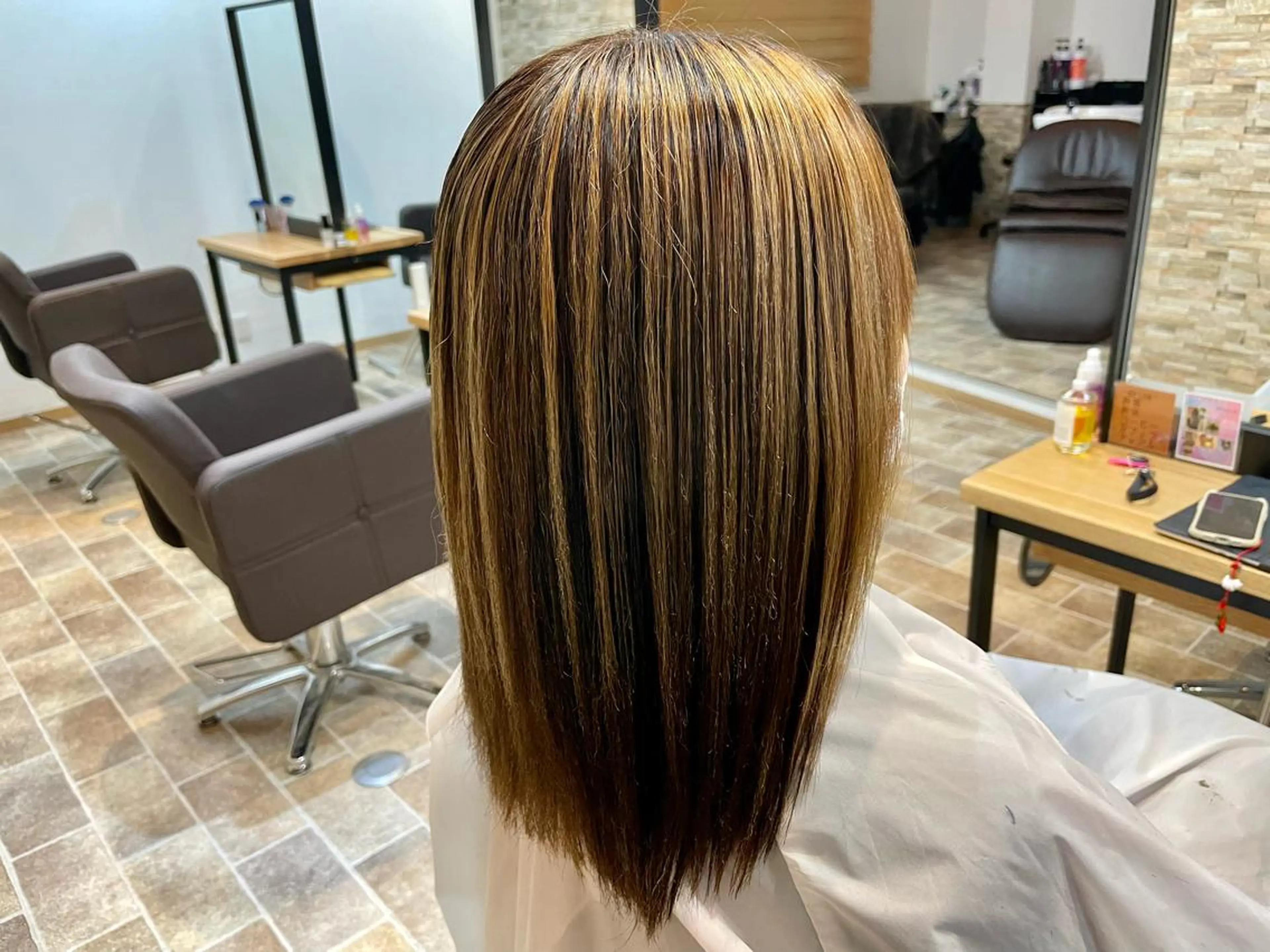 セミロング SALOWIN心斎橋Suite店所属・ブリーチ毛にもできる 縮毛矯正|鷹司郎のヘアスタイル