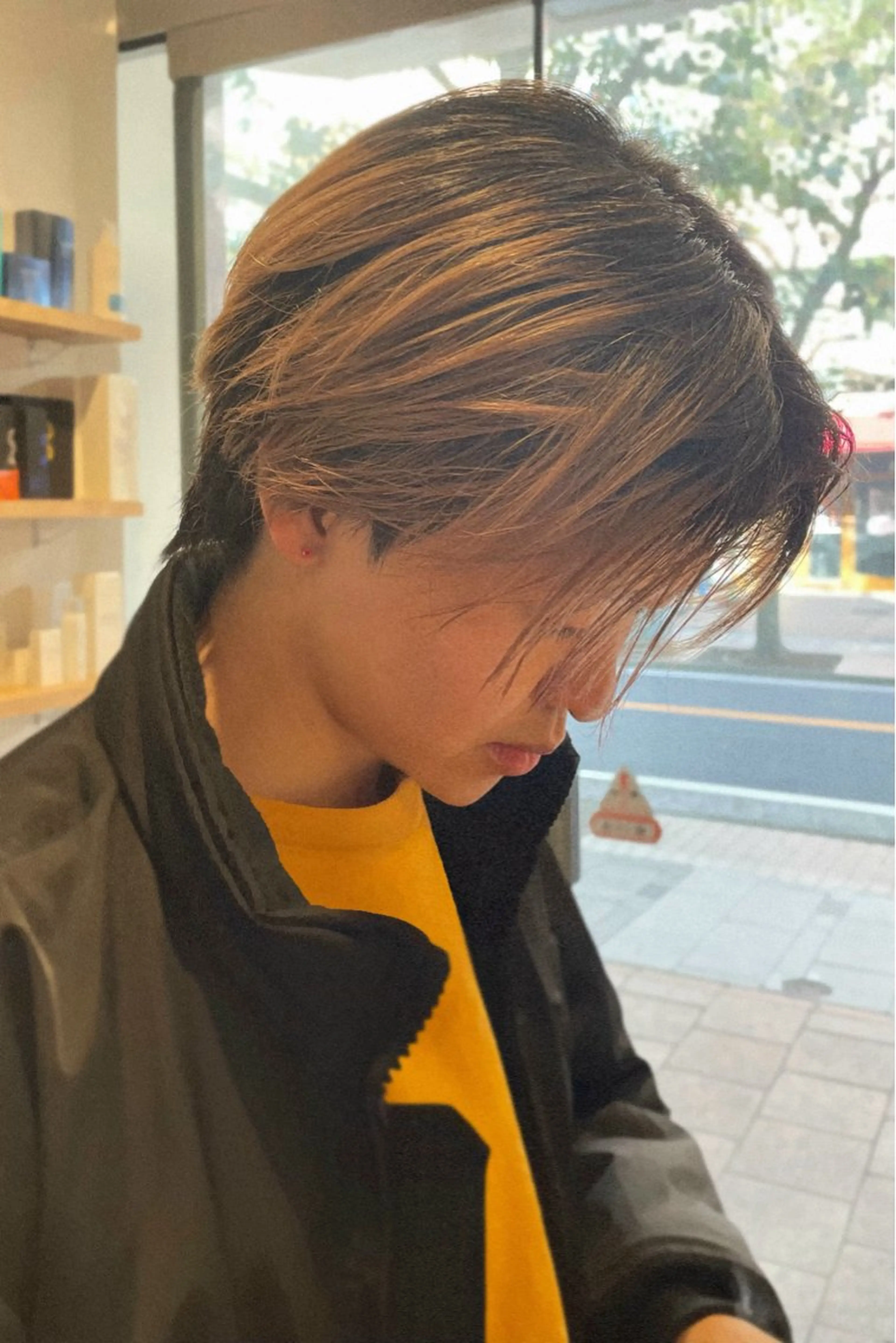 ショート カラー メンズ センターパート ダウンパーマ フェザーパーマ メンズハイライト メンズインナーカラー 藤崎百道メンズカット Zina/森井唯央のヘアスタイル