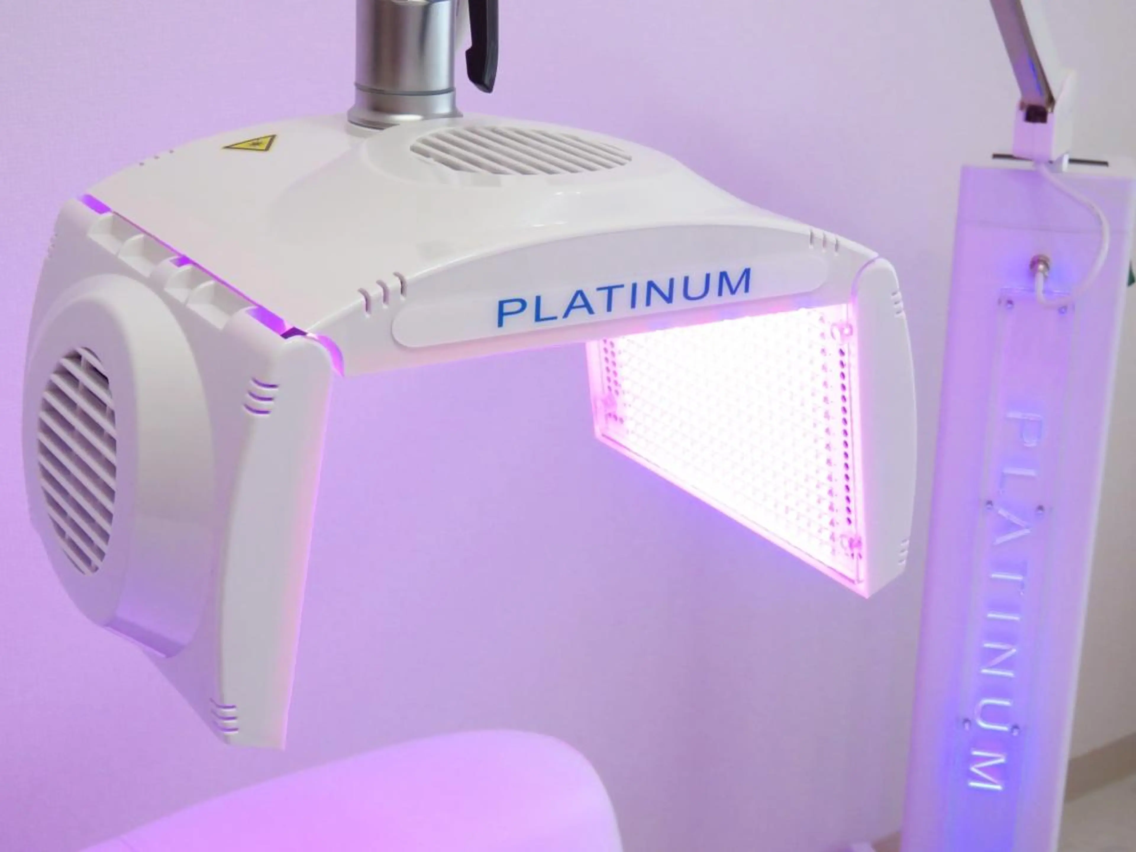 【美肌もおまかせ】お肌の細胞活性をしてスッピン美人に❤️メイクのりが抜群にUP💕高機能美容液パック付き(計30分照射)の写真