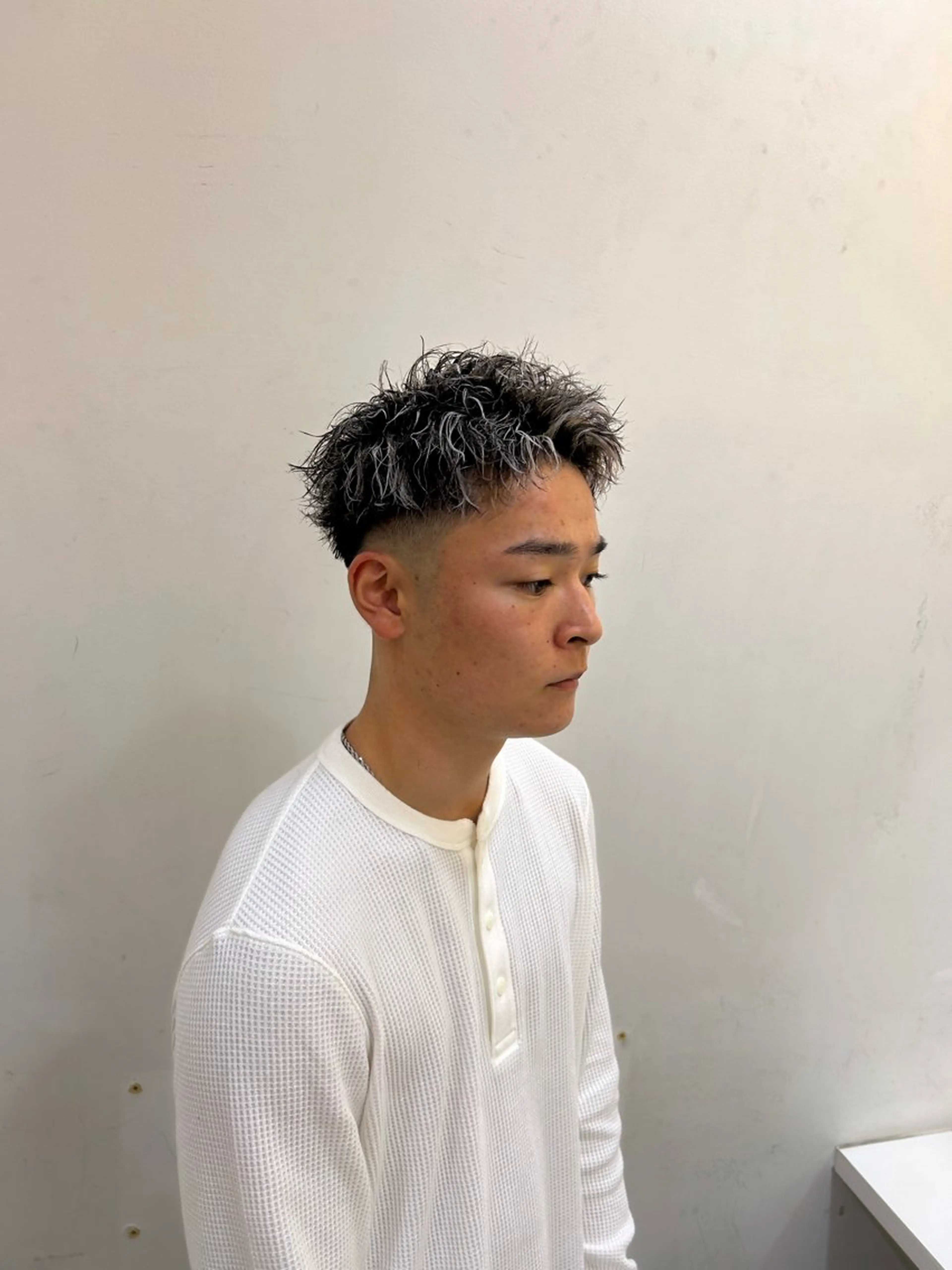 カラー パーマ メンズ メンズハイライト メンズパーマ メンズツイストパーマ ハイライトカラー ツイストパーマ カット ヘアカラー パーマ メンズパーマ/ フェード　Tumのヘアスタイル