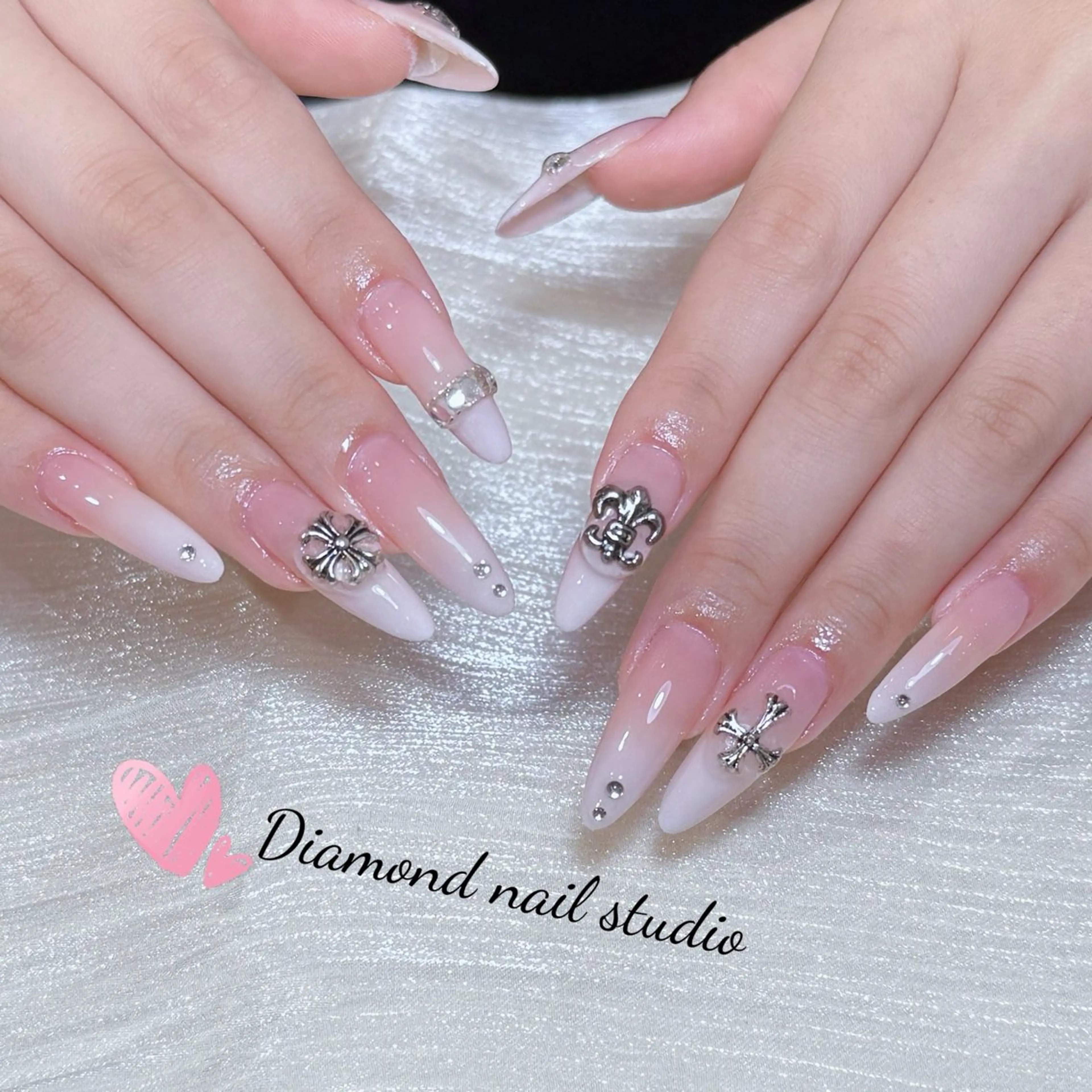 ネイル アートネイル オーロラネイル ガーリー キラキラネイル マグネットネイル ハンドネイル ハンドケア Diamond AYU💜のネイルデザイン