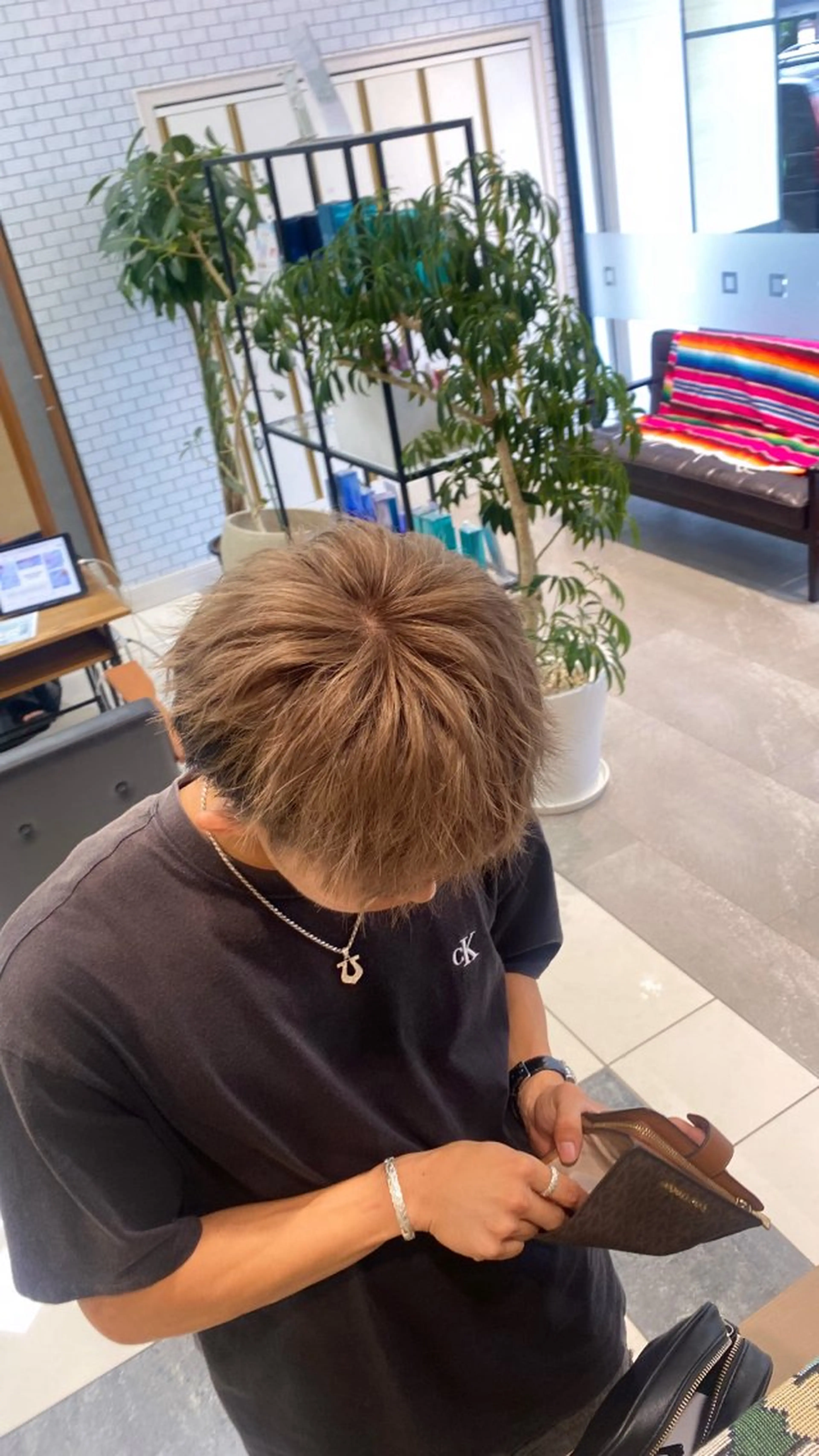 カラー メンズ メンズブリーチ ベージュカラー ブリーチ ミルクティーベージュ ブリーチ🫧艶カラー レイヤー韓国ヘアのヘアスタイル