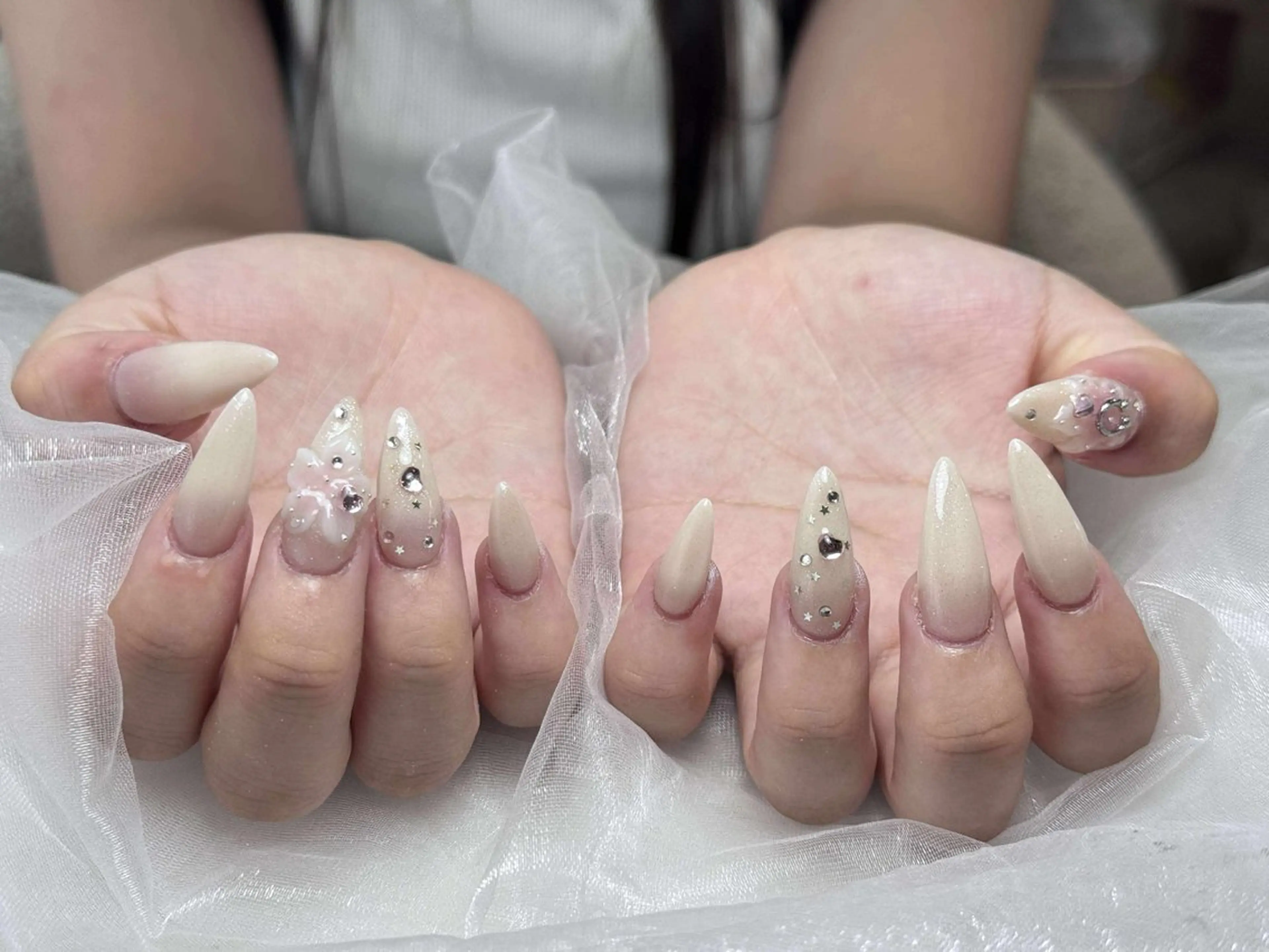 ネイル チークネイル ハート ホログラムネイル ミラーネイル ニュアンスネイル Nie Nail Shinokuboのネイルデザイン