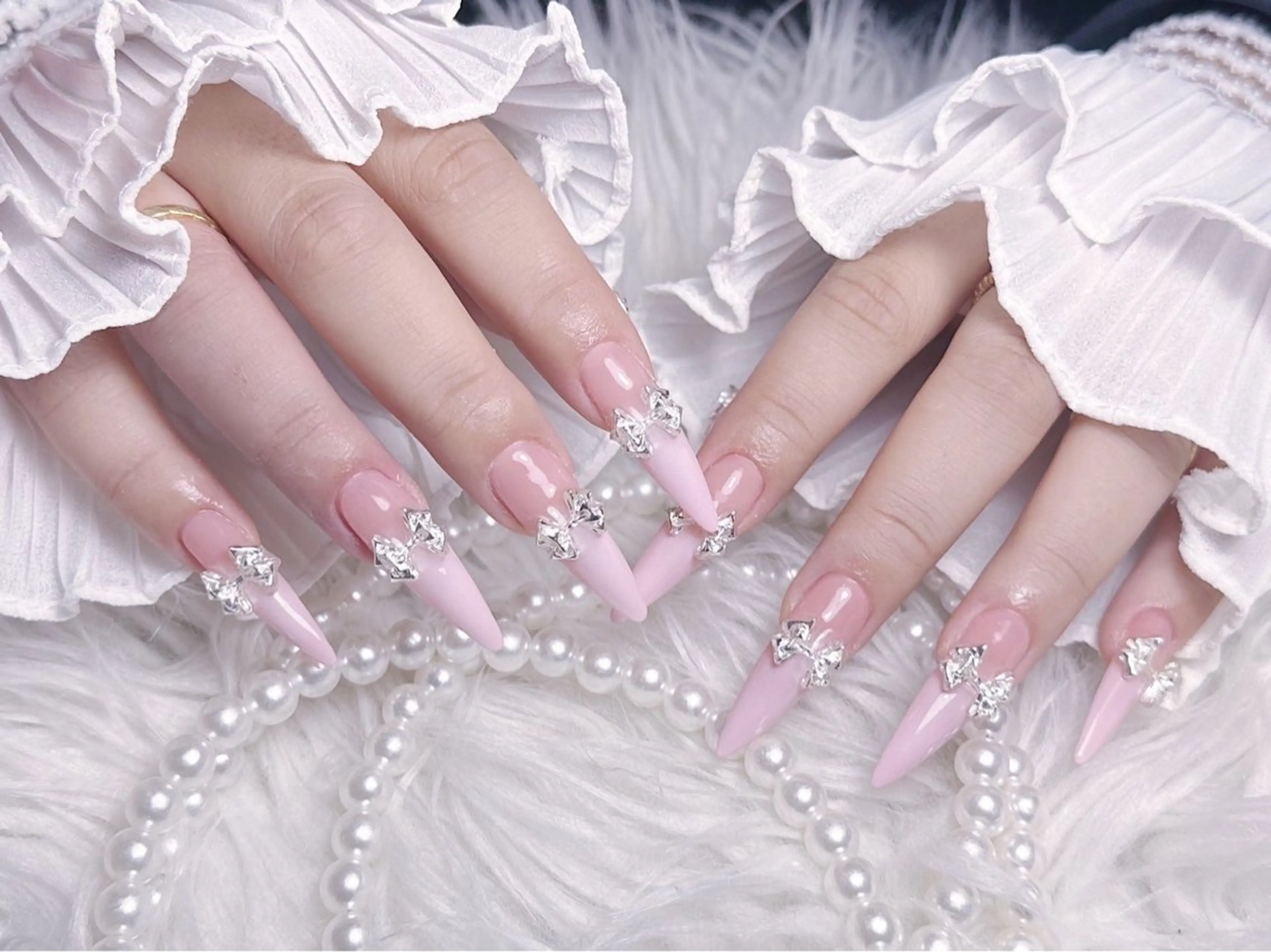 ネイル チークネイル 長さ出し フラワーネイル フレンチネイル ガーリー ハンドネイル NEW NAIL所属・NEW NAIL 池袋のネイルデザイン