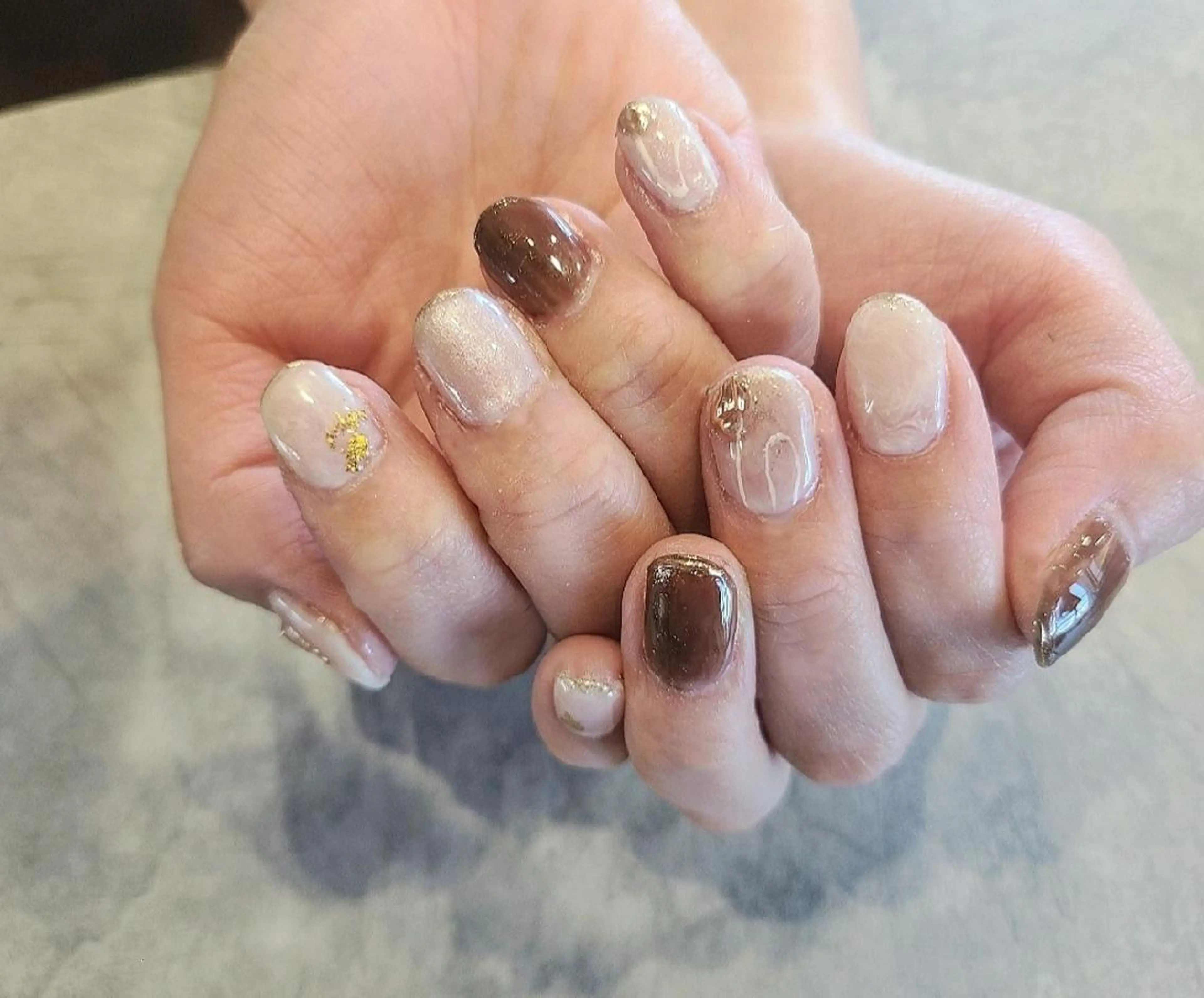 ネイル ブラウン ニュアンスネイル ホワイト フットネイル 関口 友菜のヘアスタイル