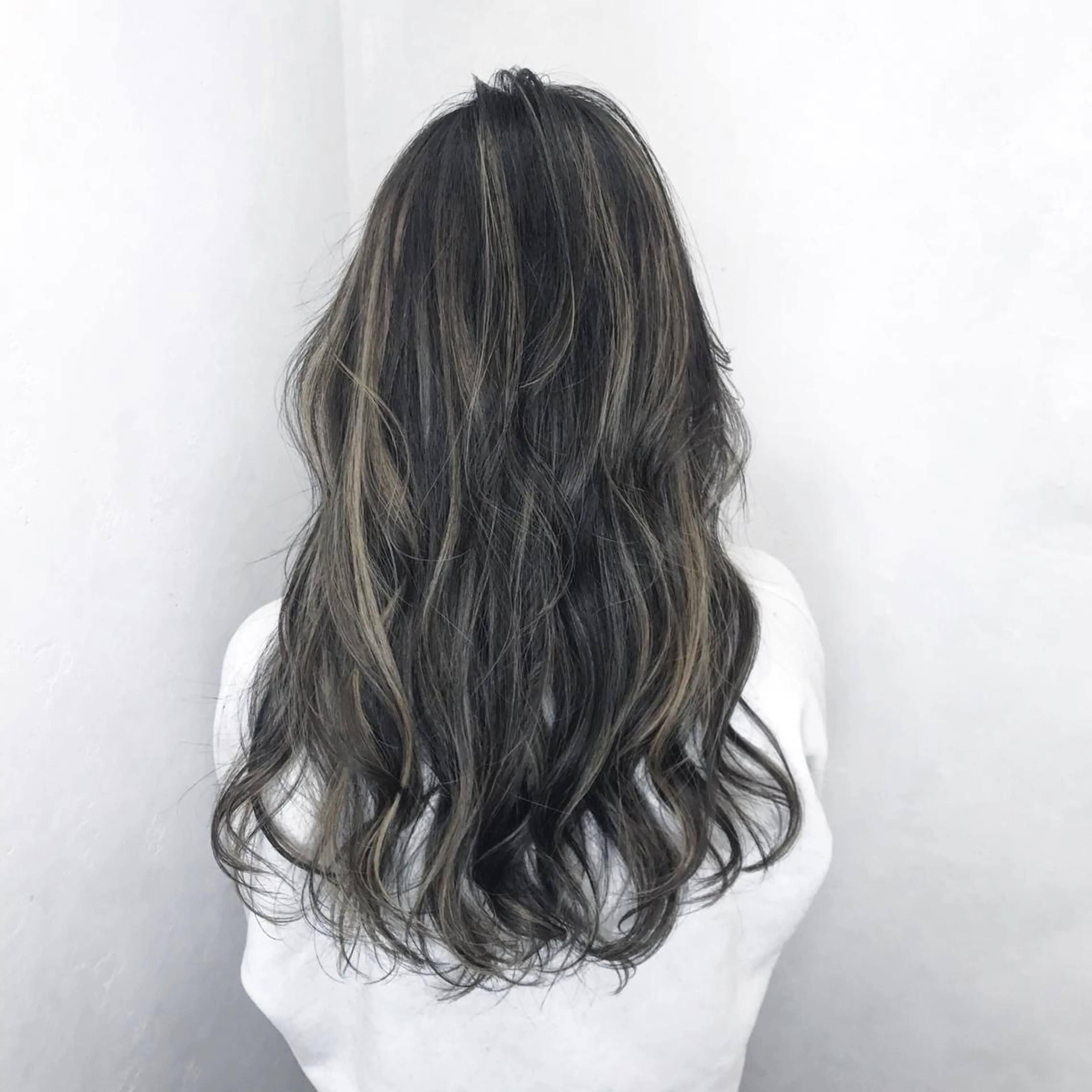 ロング カラー グレージュ ハイライトカラー ハイライト ヘアカラー TATSUYA アートディレクターのヘアスタイル