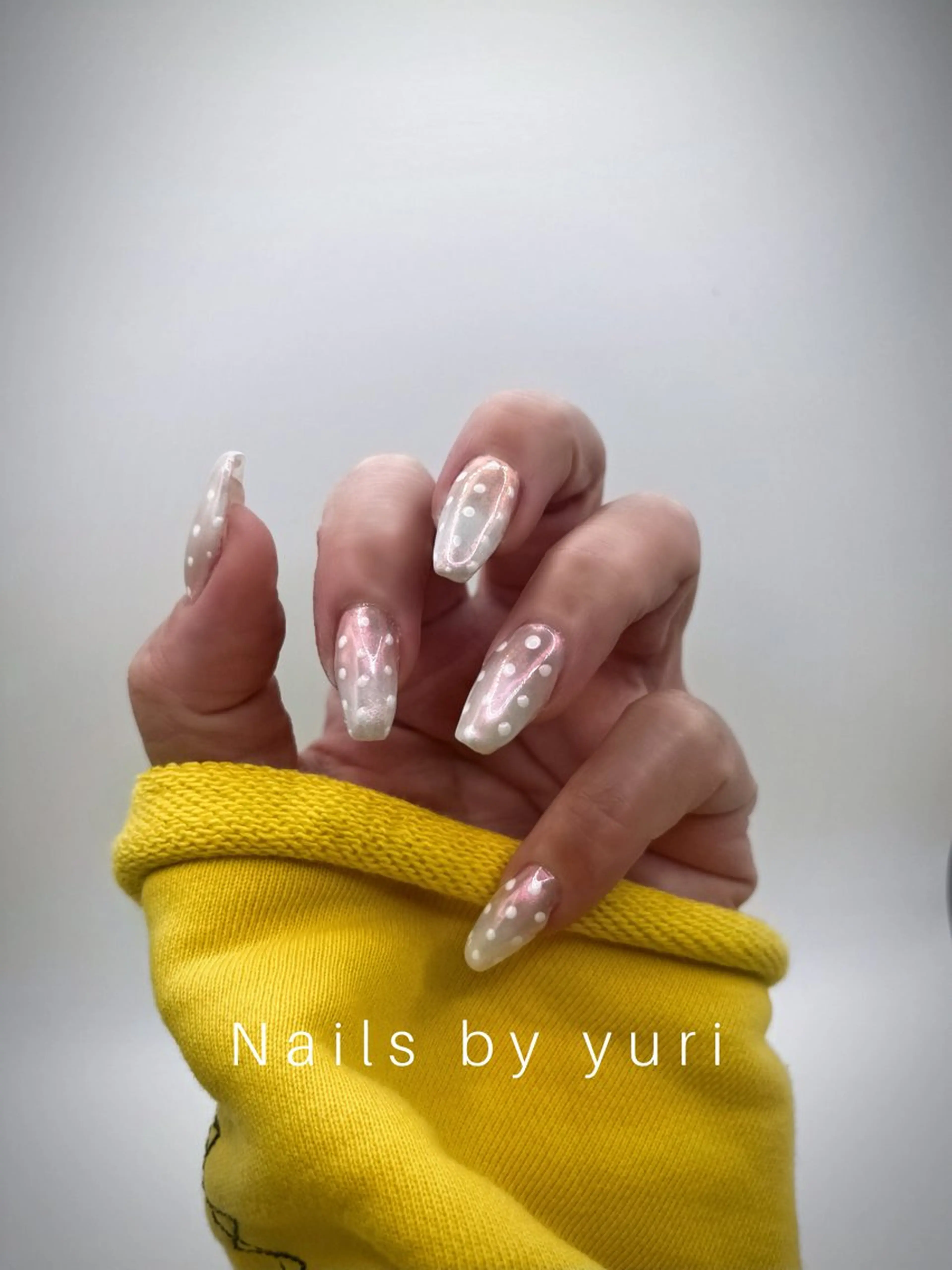 ネイル ドット グラデーション ホワイト ▫️YURI▫️ /relownailのネイルデザイン