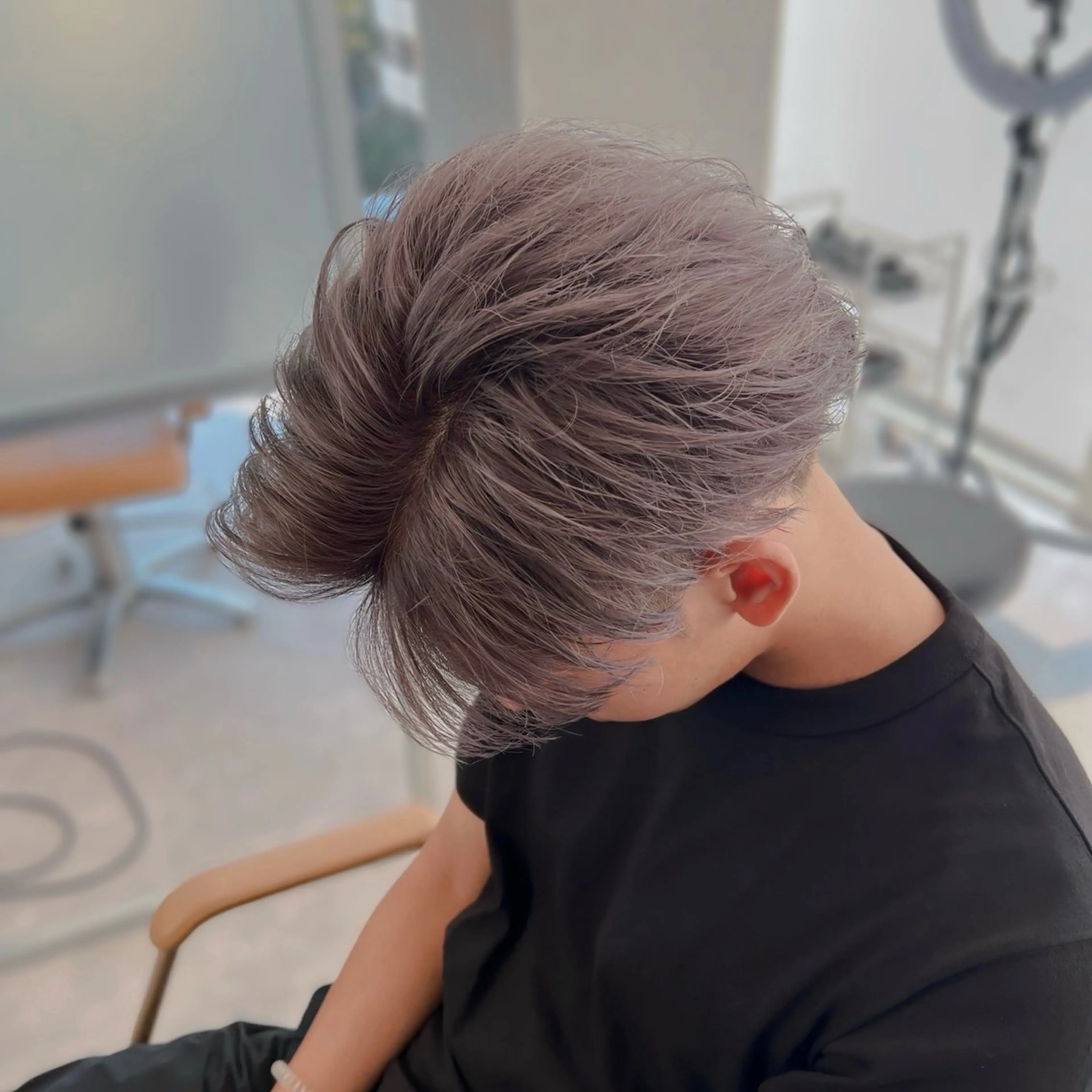 ショート カラー メンズ メンズハイトーン ハイトーンカラー シルバー フェザー/ゆるふわ パーマ/鐘ヶ江 航青のヘアスタイル