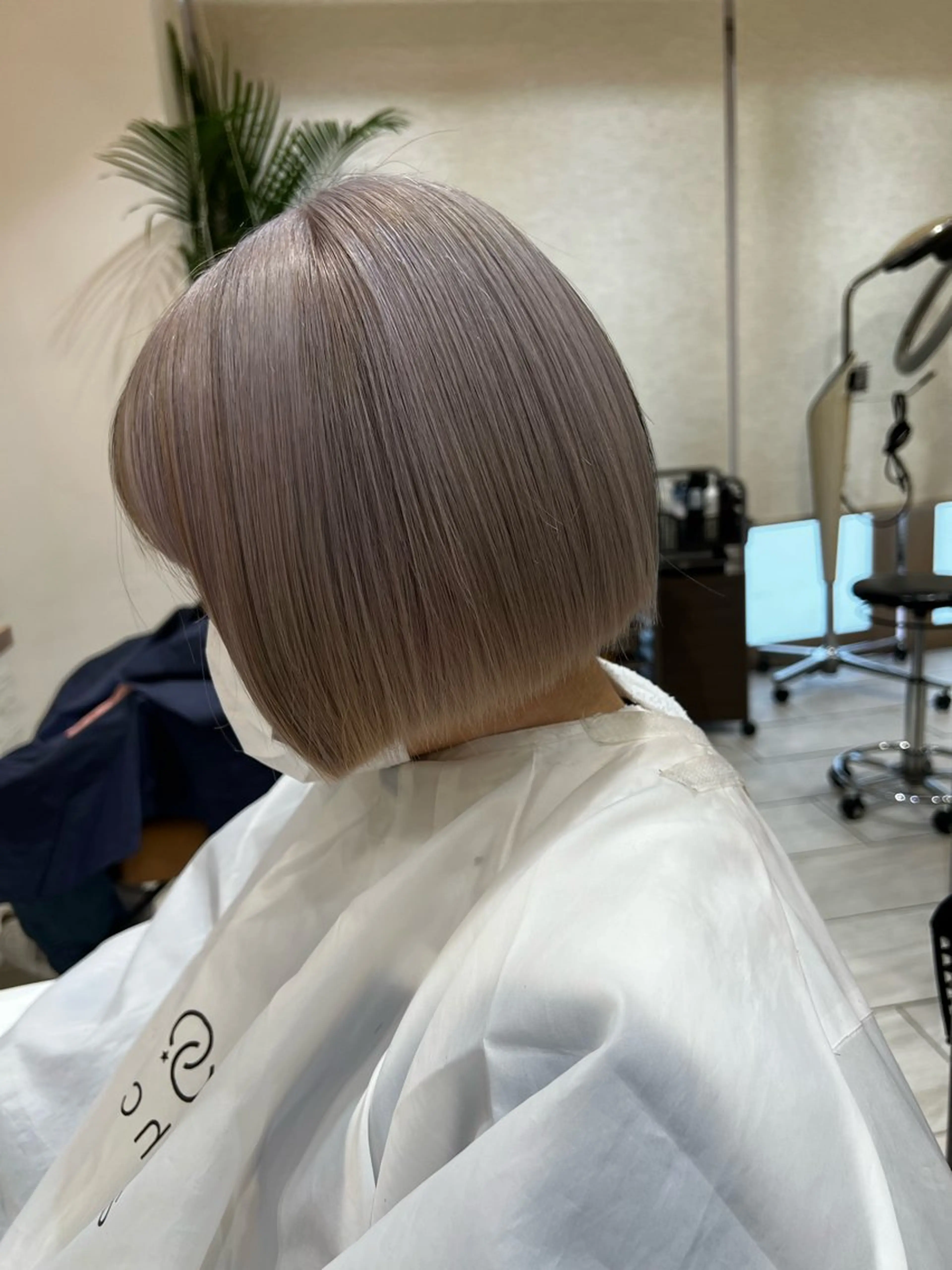 ショート カラー ハイトーンカラー シルバー ボブ ハイトーンカラー 中村優成のヘアスタイル