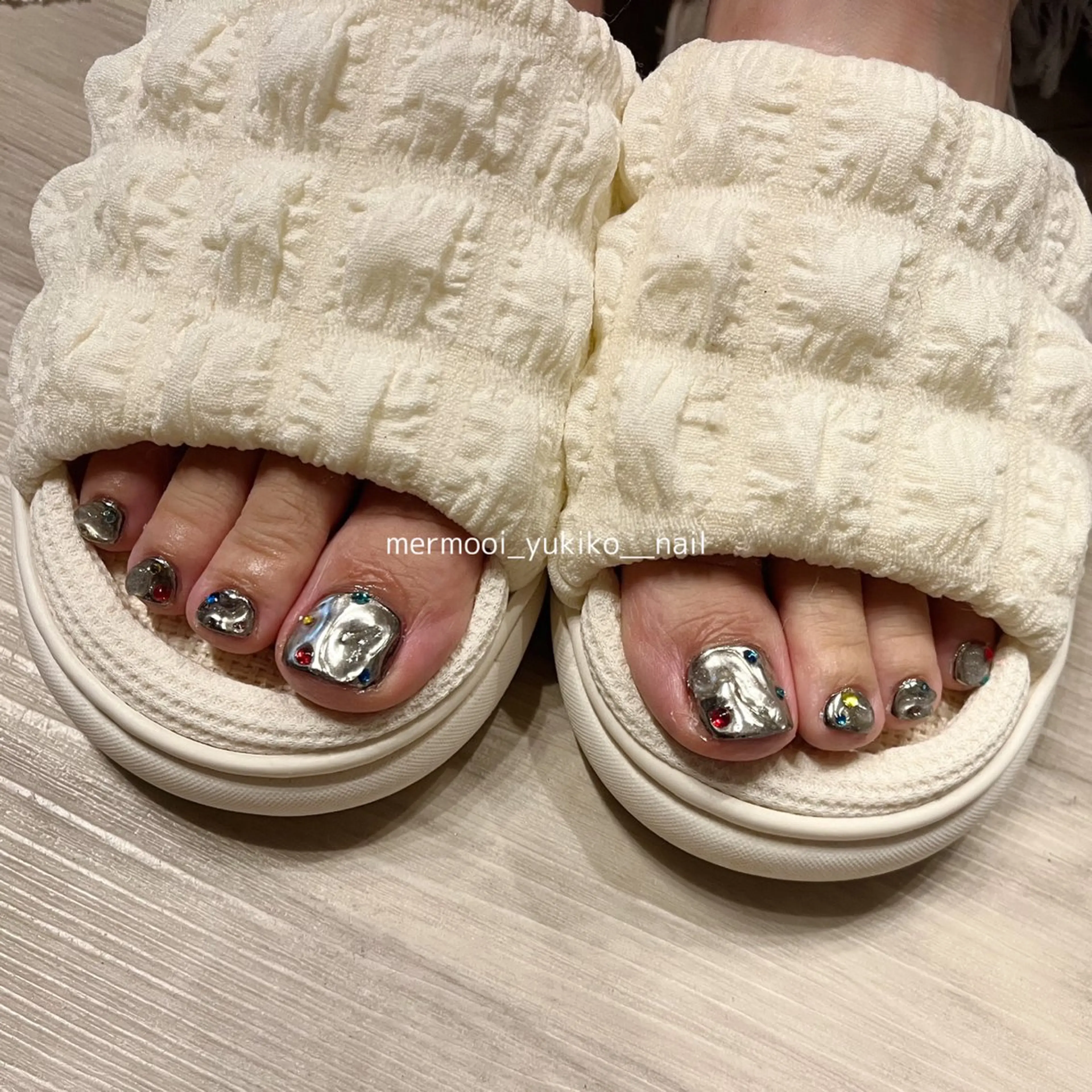 ネイル キラキラネイル ミラーネイル ストーンネイル melu所属・melu yukikoのネイルデザイン