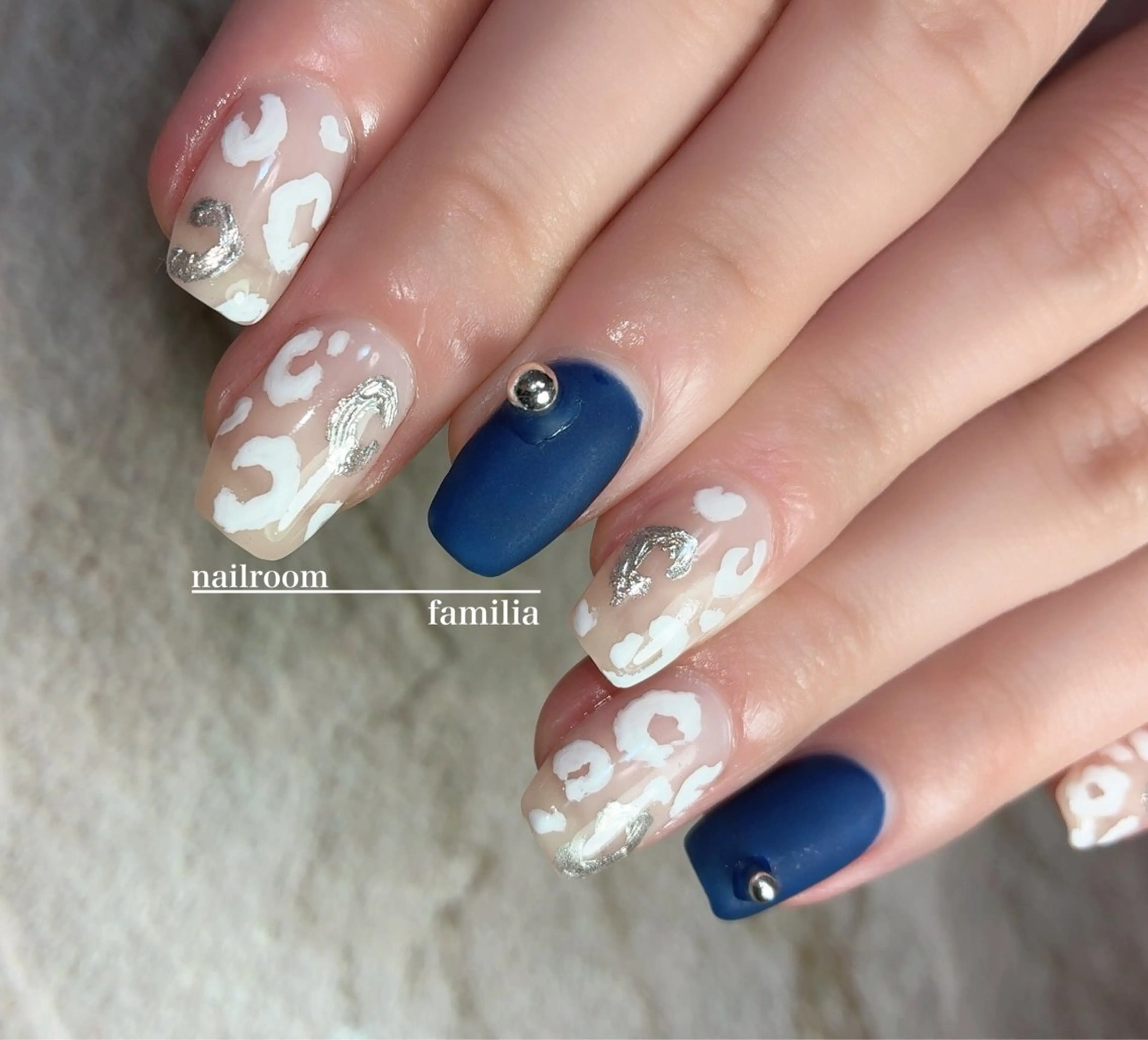 ネイル アニマル柄 アートネイル マットネイル ハンドネイル -nailroom- familiaのネイルデザイン