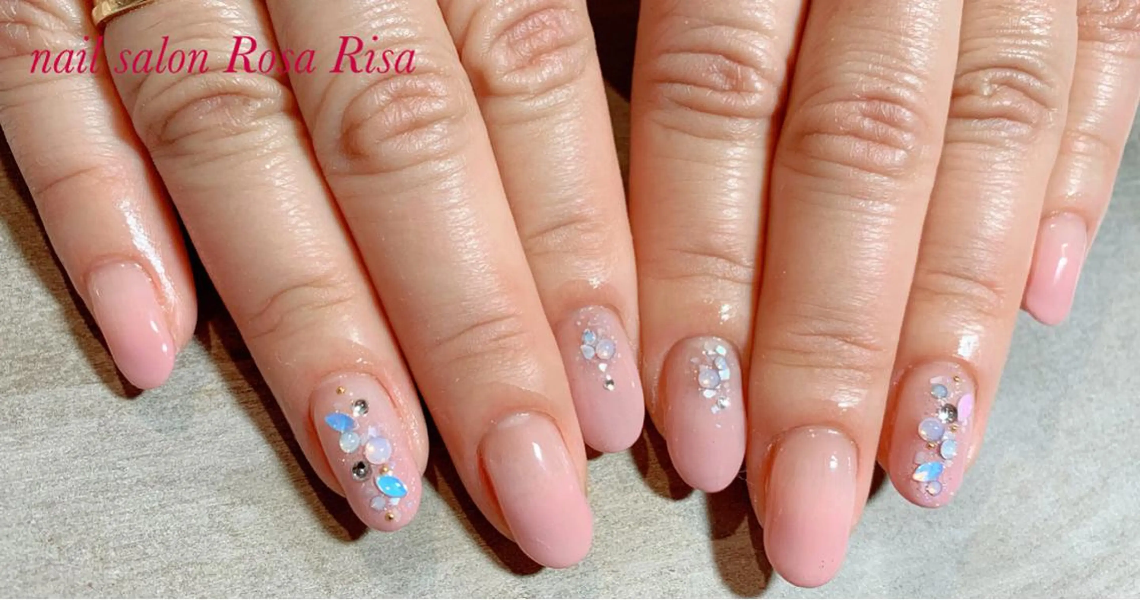 ミディアム ネイル オーロラネイル ピンク ネイルスタジオ シェイクユアハンズのネイルデザイン