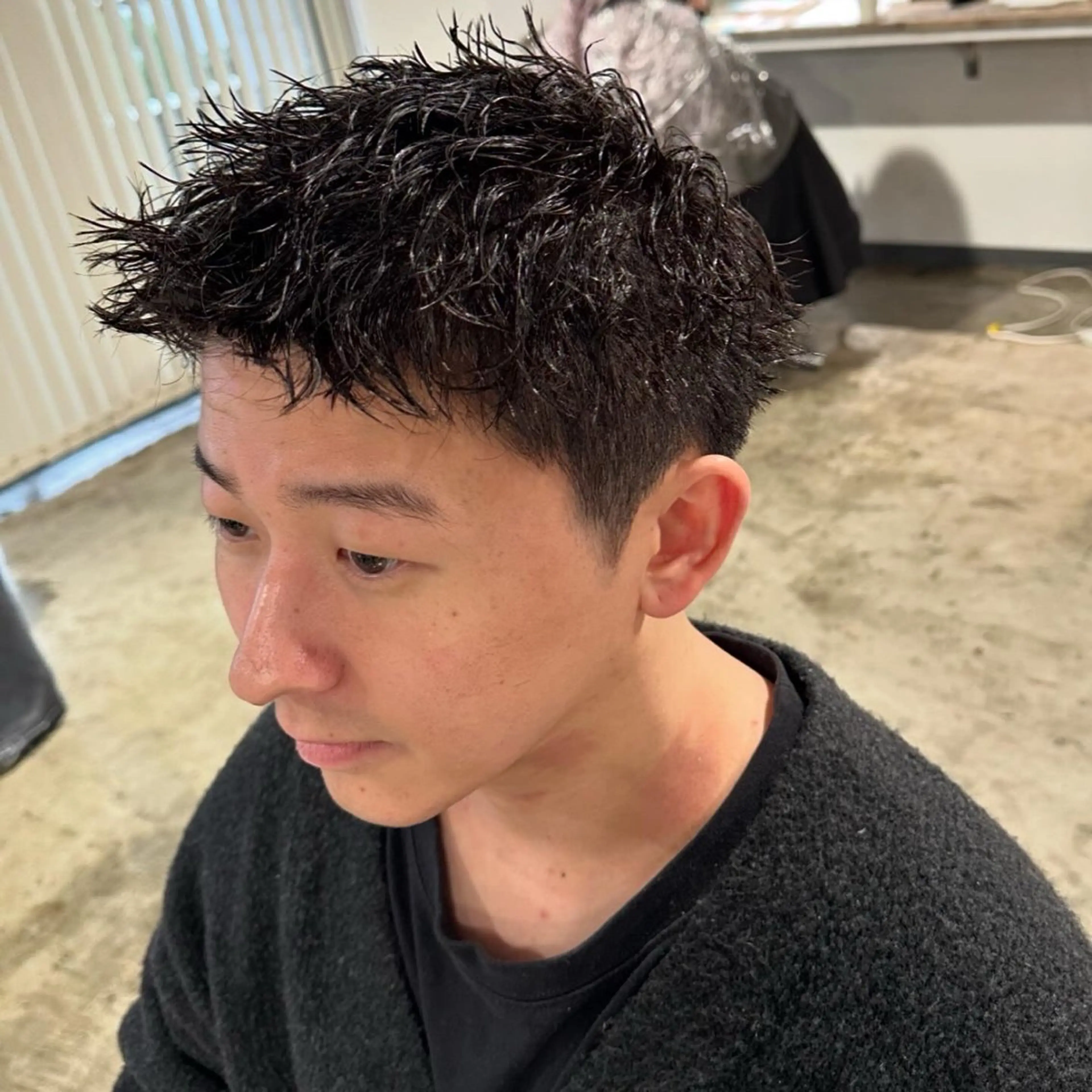 ショート パーマ メンズ センターパート フェードカット メンズパーマ プードルパーマ スキンフェード 【メンズ職人】 ✂️佐藤友のヘアスタイル