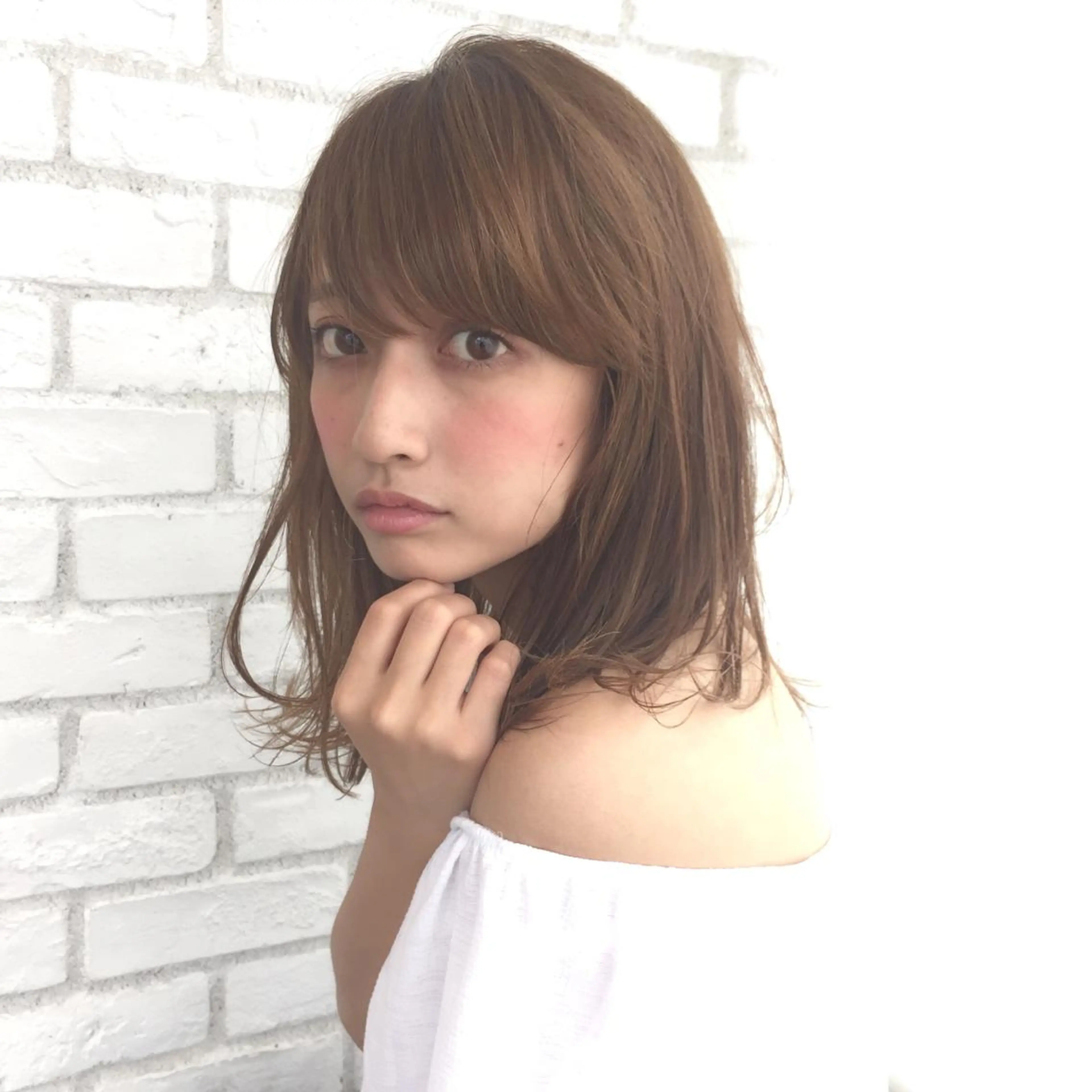 セミロング TOMOYAレイヤー ブリーチ縮毛矯正のヘアスタイル