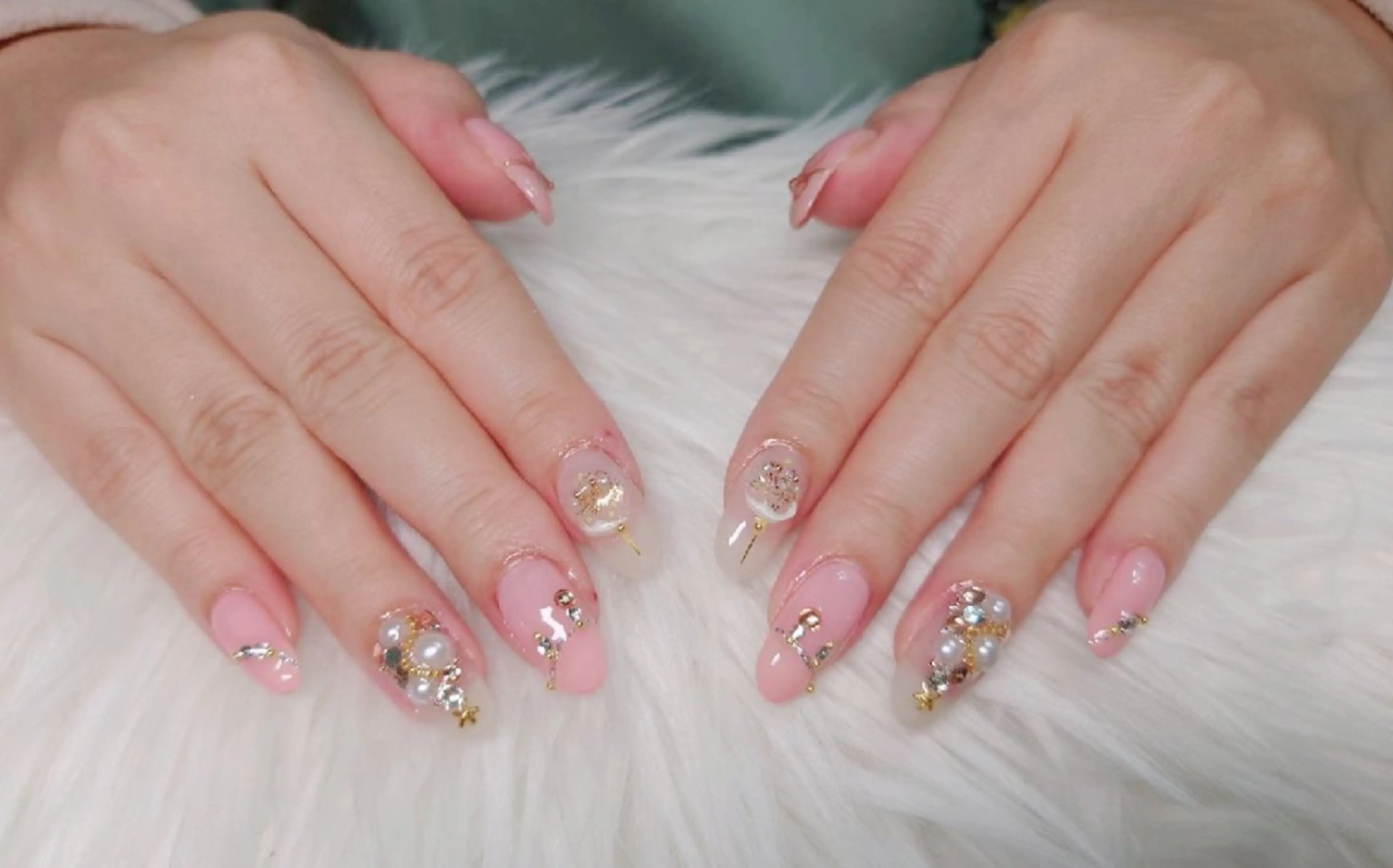 ネイル ストーンネイル 冬ネイル クリスマス ハンドネイル Beaubie  nailサロンのネイルデザイン