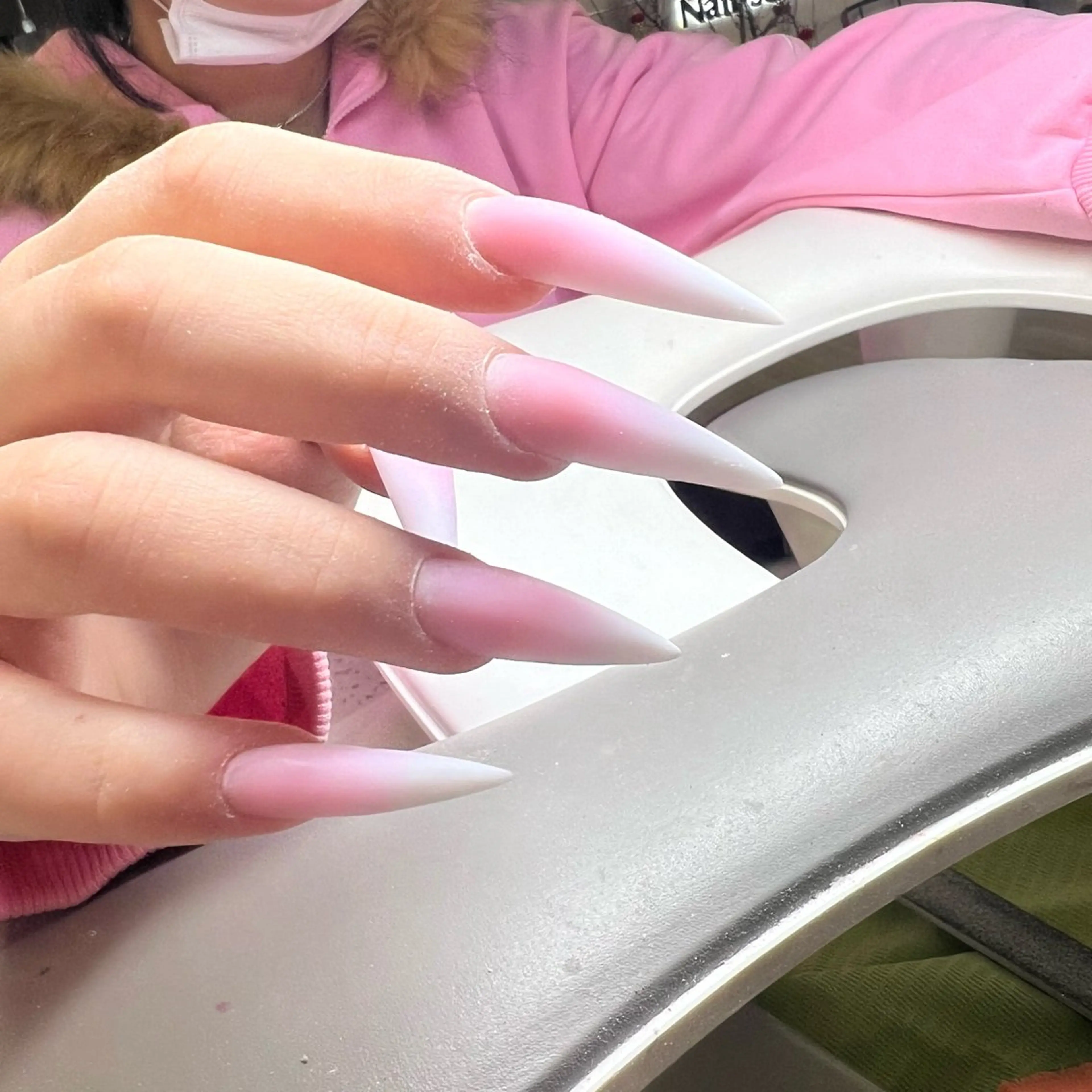 ロング ハンドネイル aura nail salon所属・ＮＧＵＹＥＮ ＴＡＭのネイルデザイン