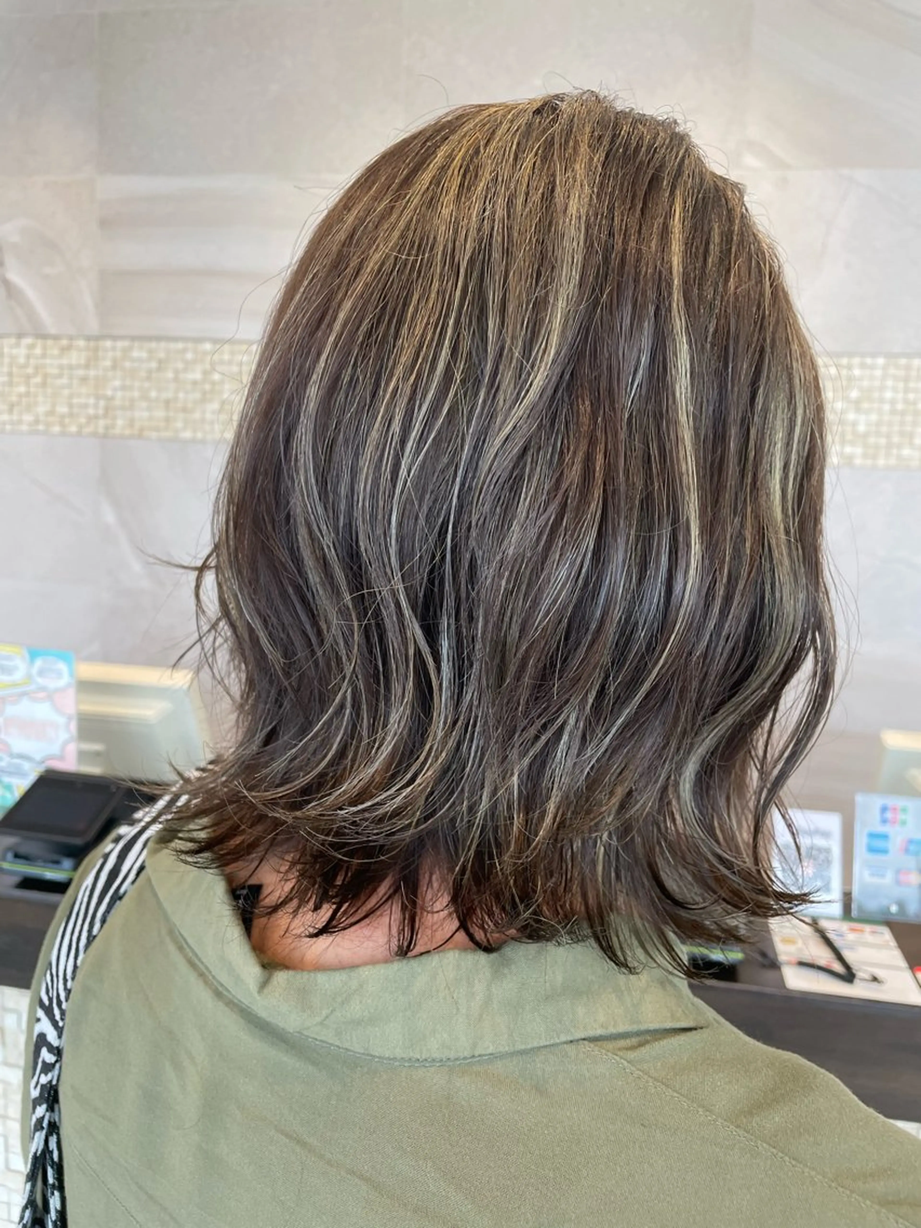 ミディアム ハイライト ヘアカラー 辻村 遥楓のヘアスタイル