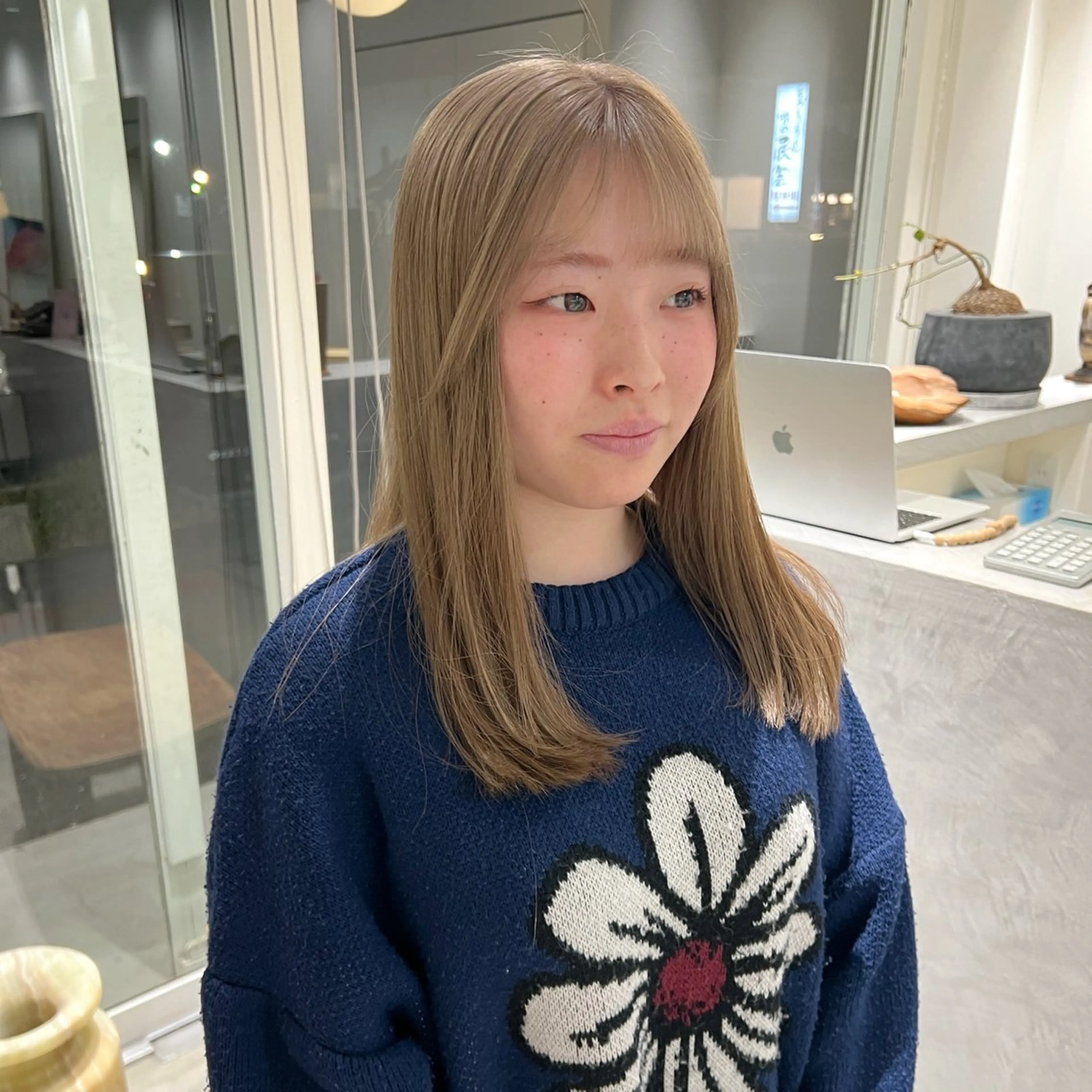 ロング カラー ヘアカラー 周東 芽依のヘアスタイル