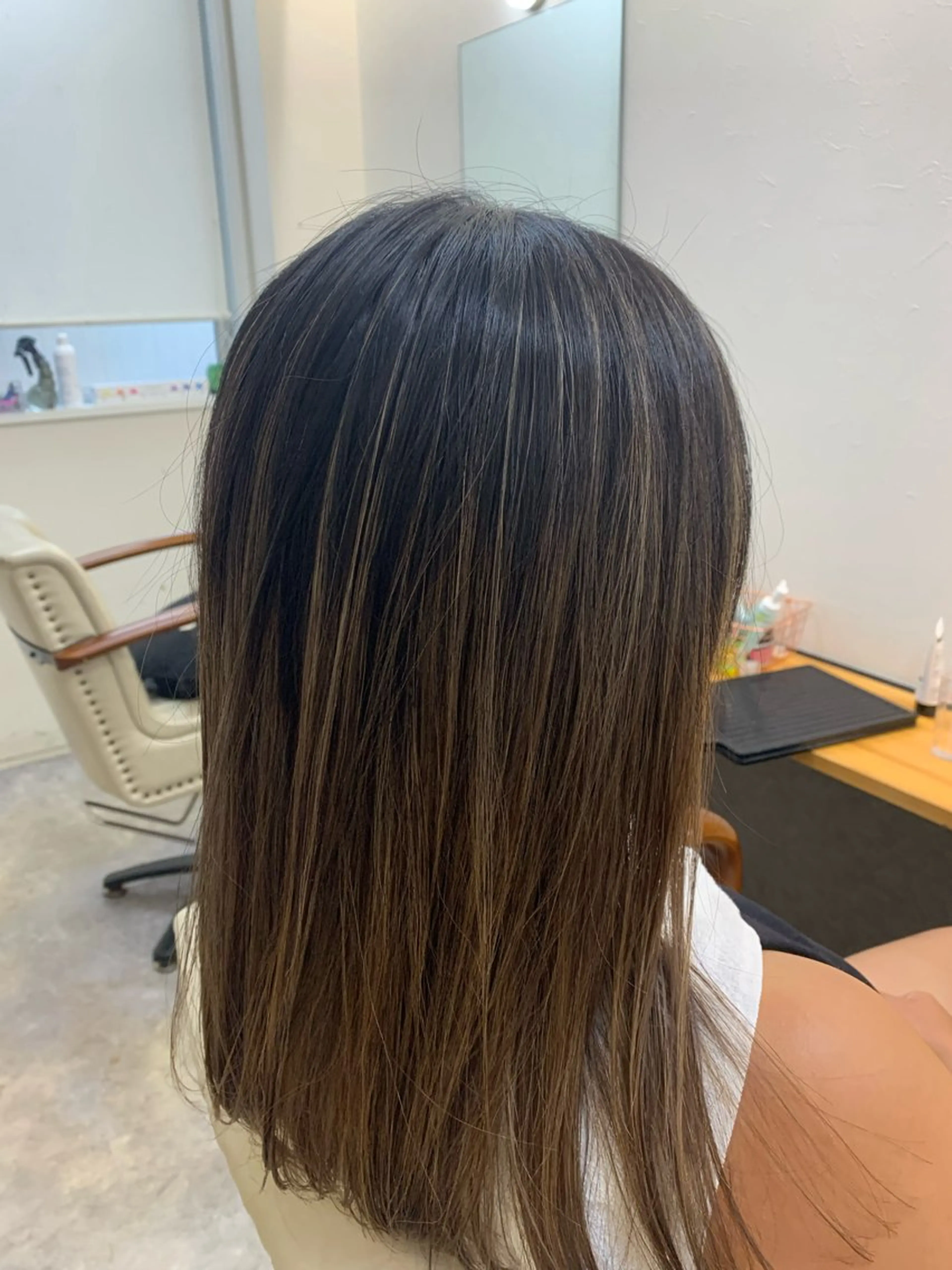 セミロング レイヤーカット カット ヘアカラー 西尾 太郎のヘアスタイル