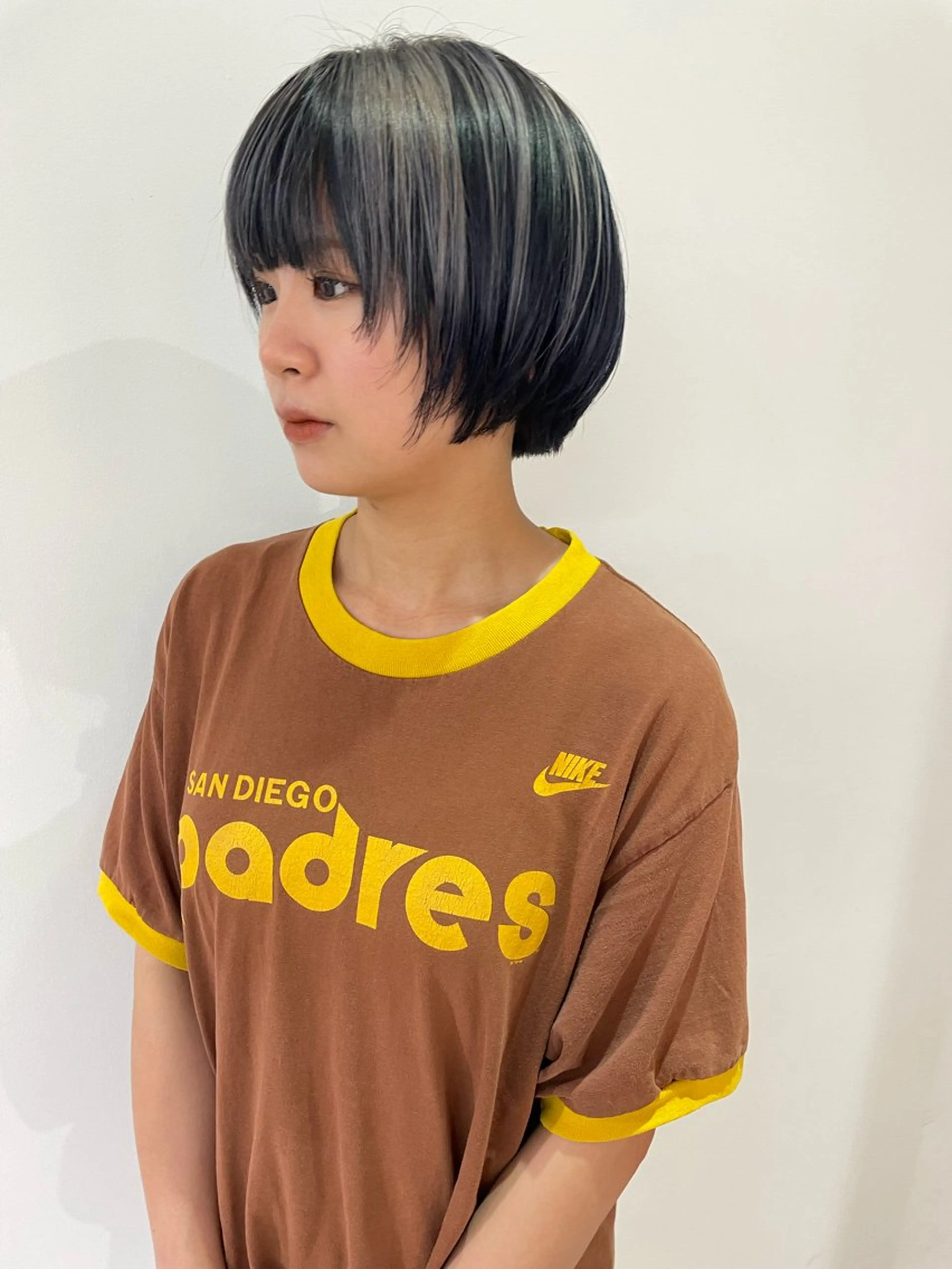 ショート カラー ベージュカラー 黒髪 ブルーカラー ブルーブラック デザインカラー MIU/ルーツカラー 顔まわりレイヤーのヘアスタイル