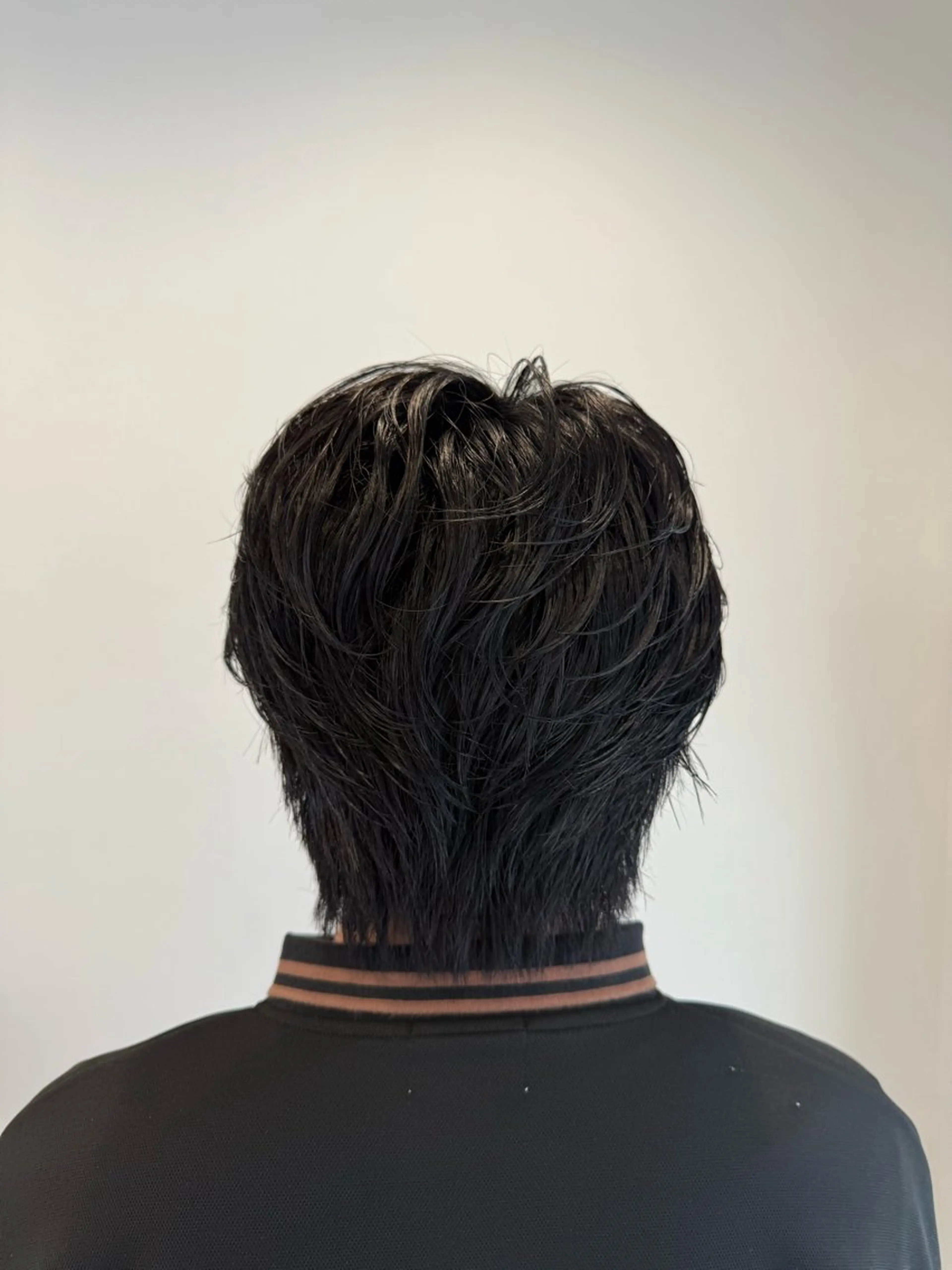 カラー メンズ メンズブリーチ 黒髪 ブリーチ ブルーカラー ブルーブラック 後藤 優斗のヘアスタイル