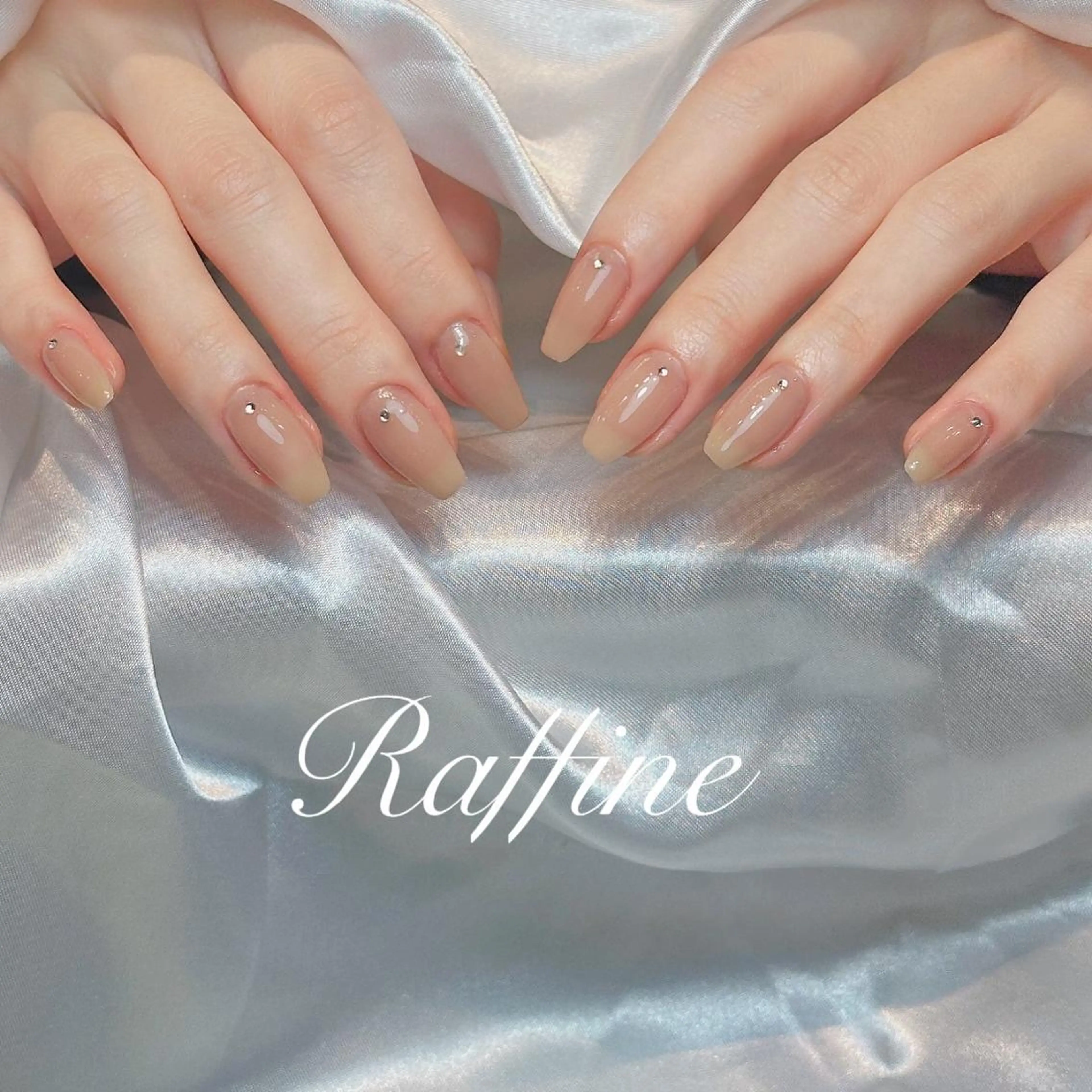 ネイル ハンドネイル RAFFINE 月🦋🩵のネイルデザイン
