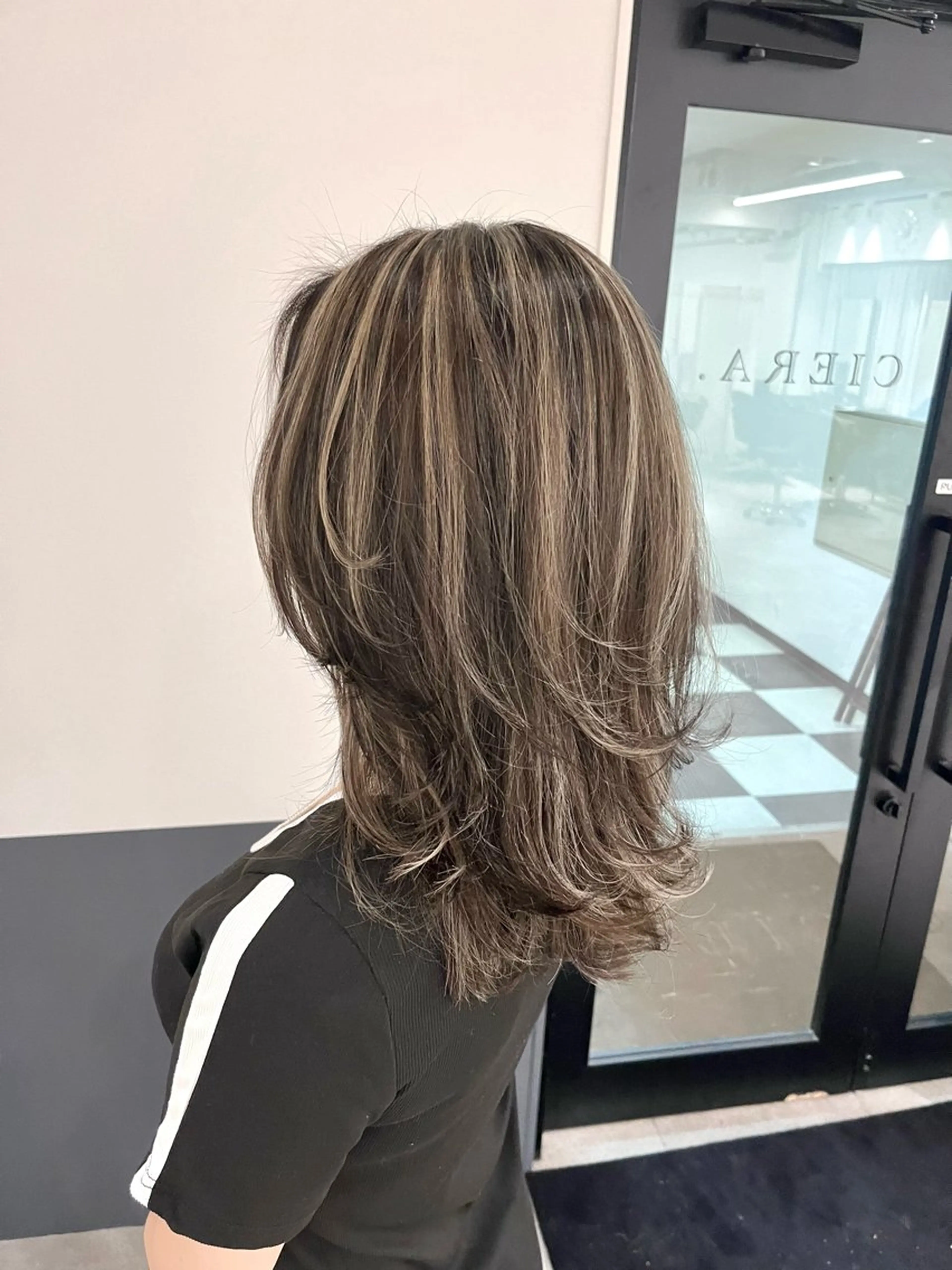 セミロング カラー ハイライトカラー ハイライト レイヤーカット ヘアカラー EMMA🤍 CIERA.心斎橋のヘアスタイル