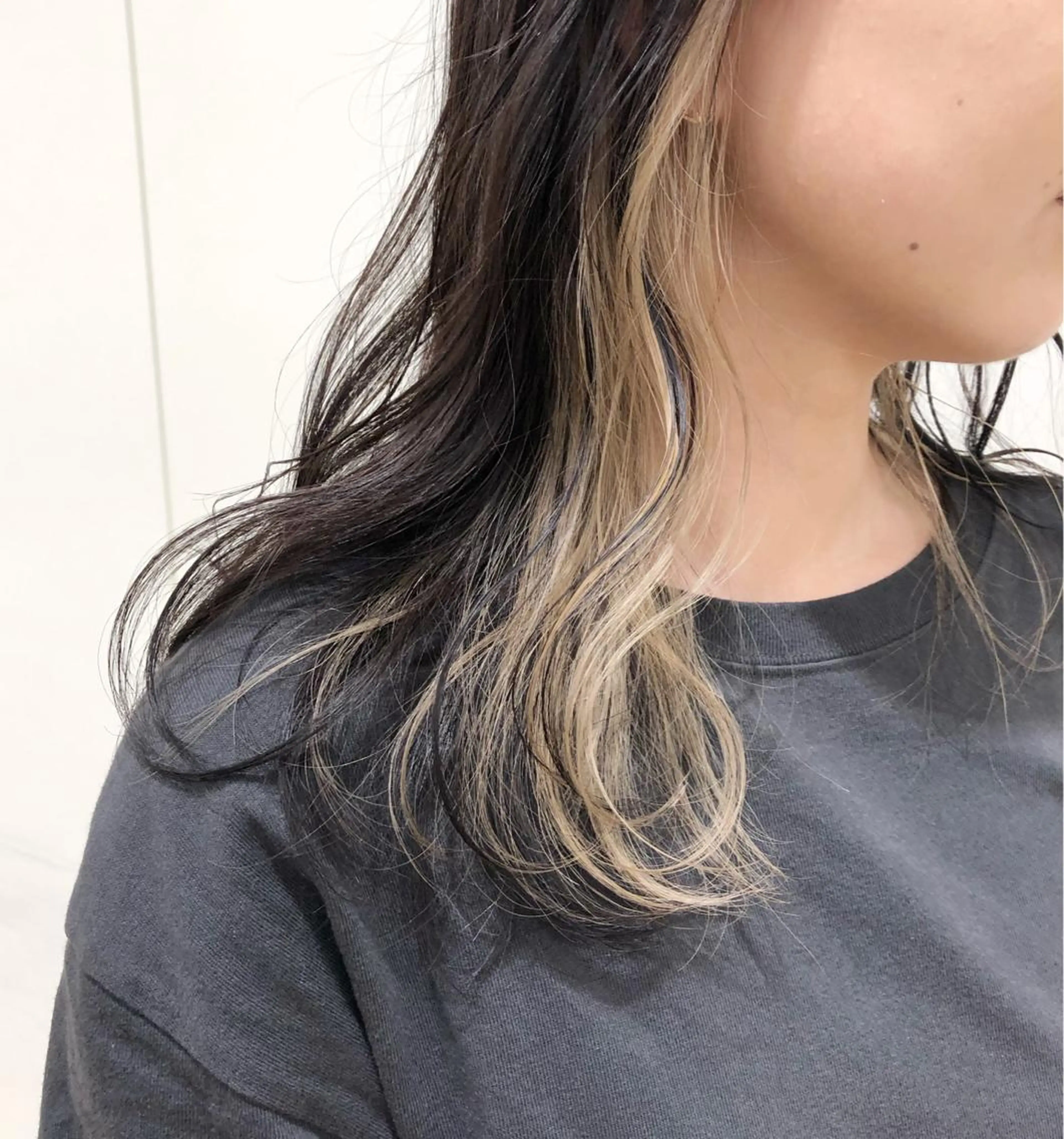 ミディアム カラー ベージュカラー インナーカラー ホワイトベージュ ケアブリーチ 坪井佑樹のヘアスタイル