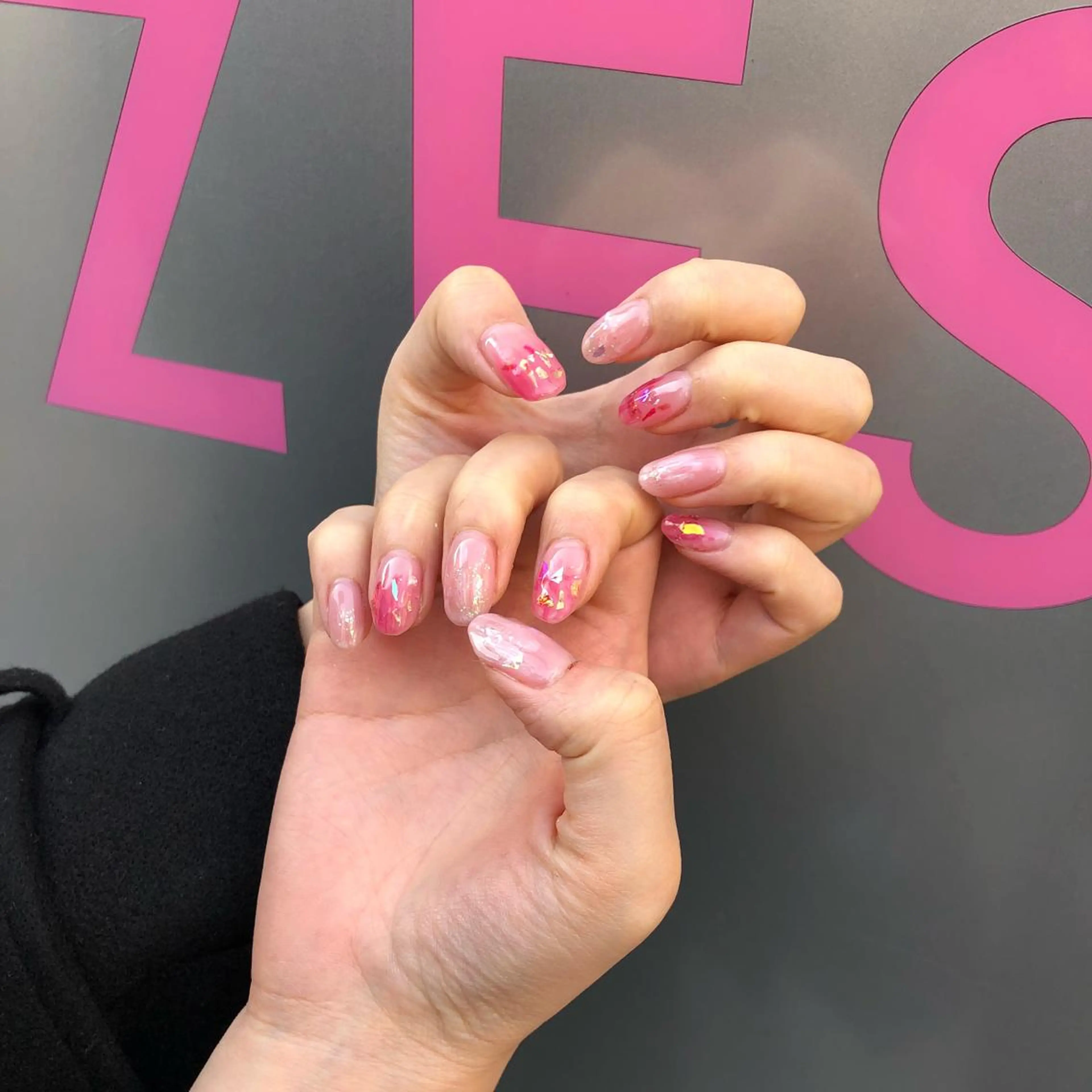 ネイル キラキラネイル ピンク hina☺︎ 髪質改善/ストレートのヘアスタイル
