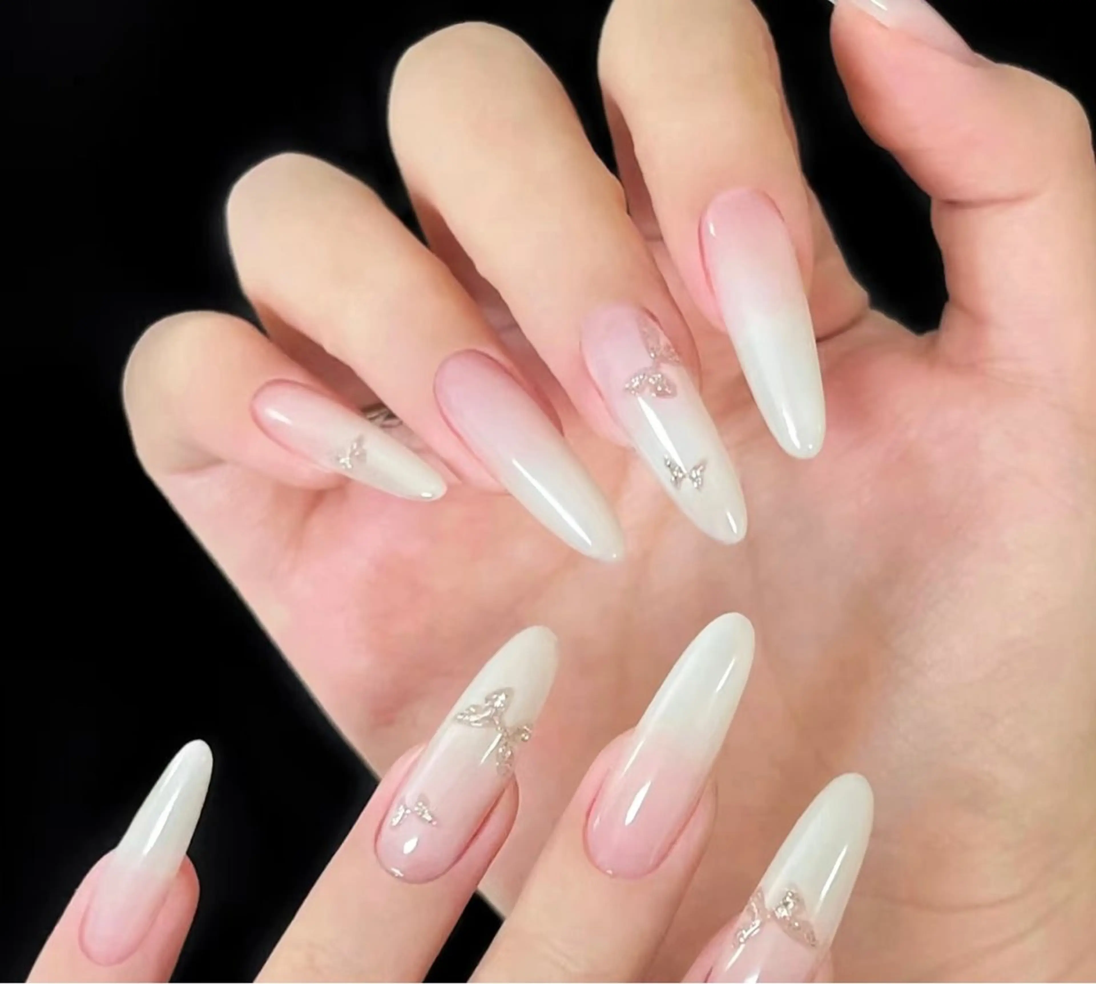 ネイル フレンチネイル ジェルネイル ガーリー グラデーション キラキラネイル Liora nail 1のネイルデザイン