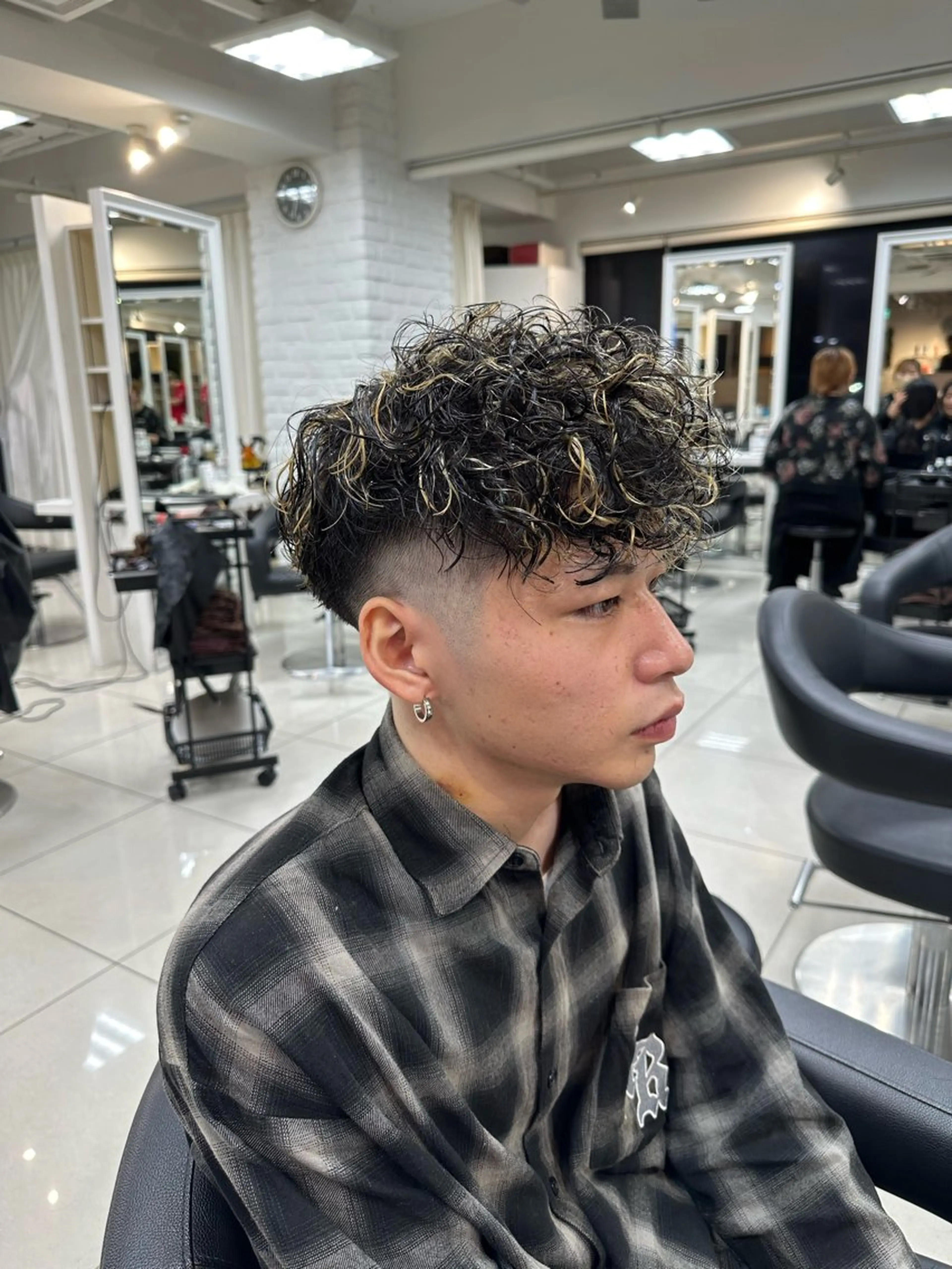 ショート カラー パーマ メンズ メンズハイライト スペインカール ハイライトカラー ハイライト カット ヘアカラー パーマ フェザーパーマ職人 🪶ryosukeのヘアスタイル