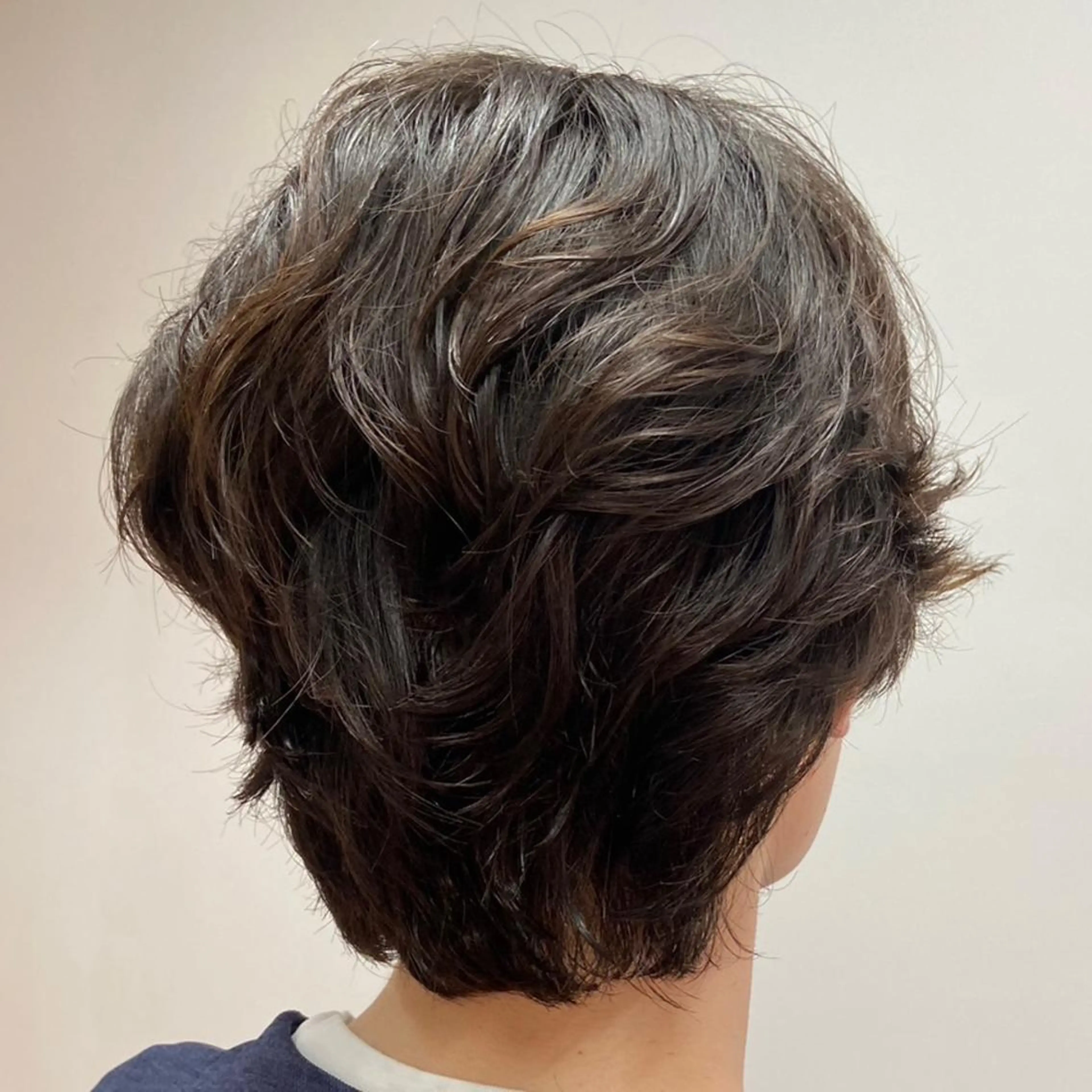 ショート パーマ メンズ メンズパーマ 安岡美咲✂︎ 艶カラー/髪質改善のヘアスタイル