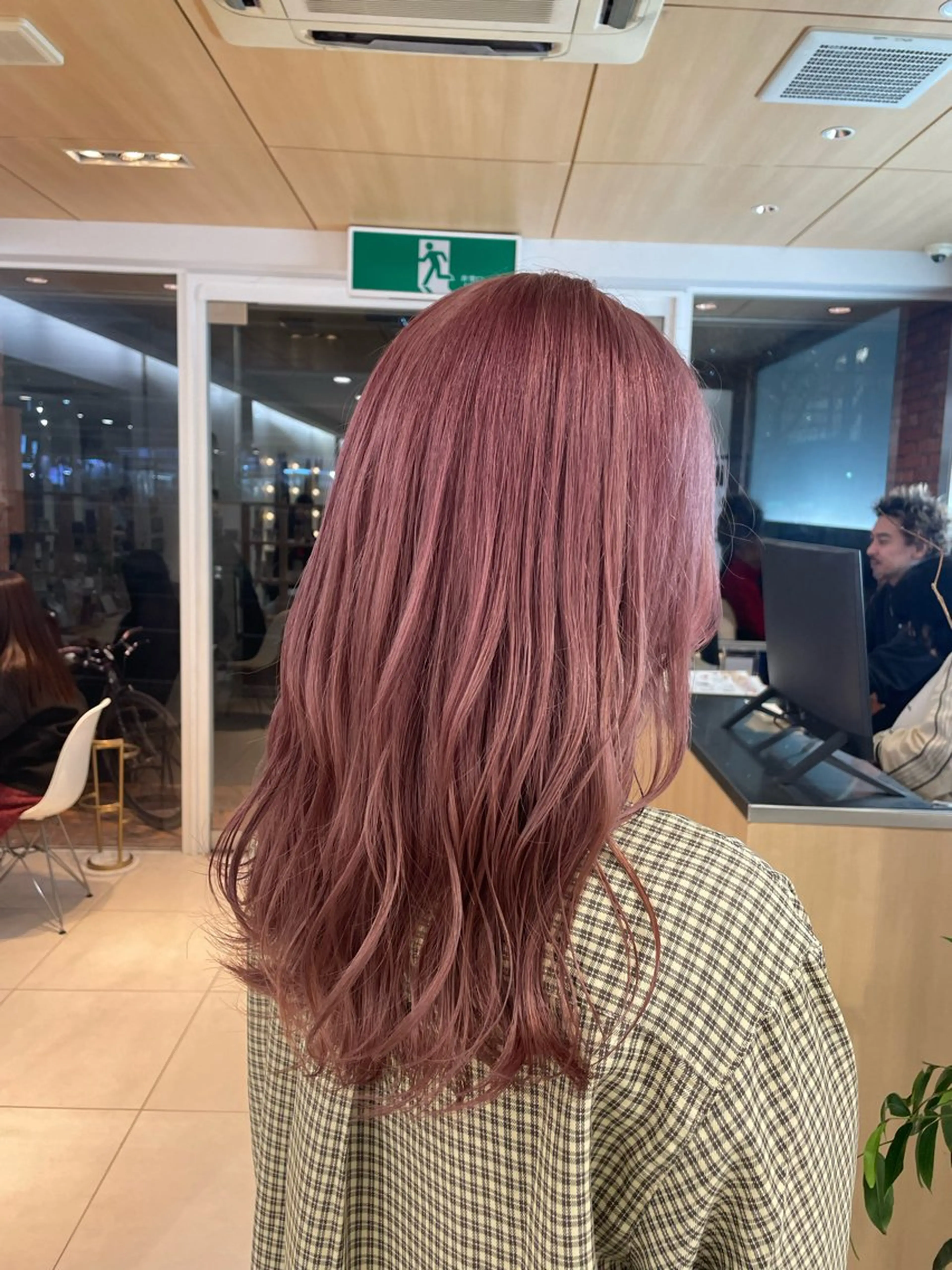 ロング ピンクラベンダー 学生 ロング ヘアカラー ウラスギ アカリのヘアスタイル