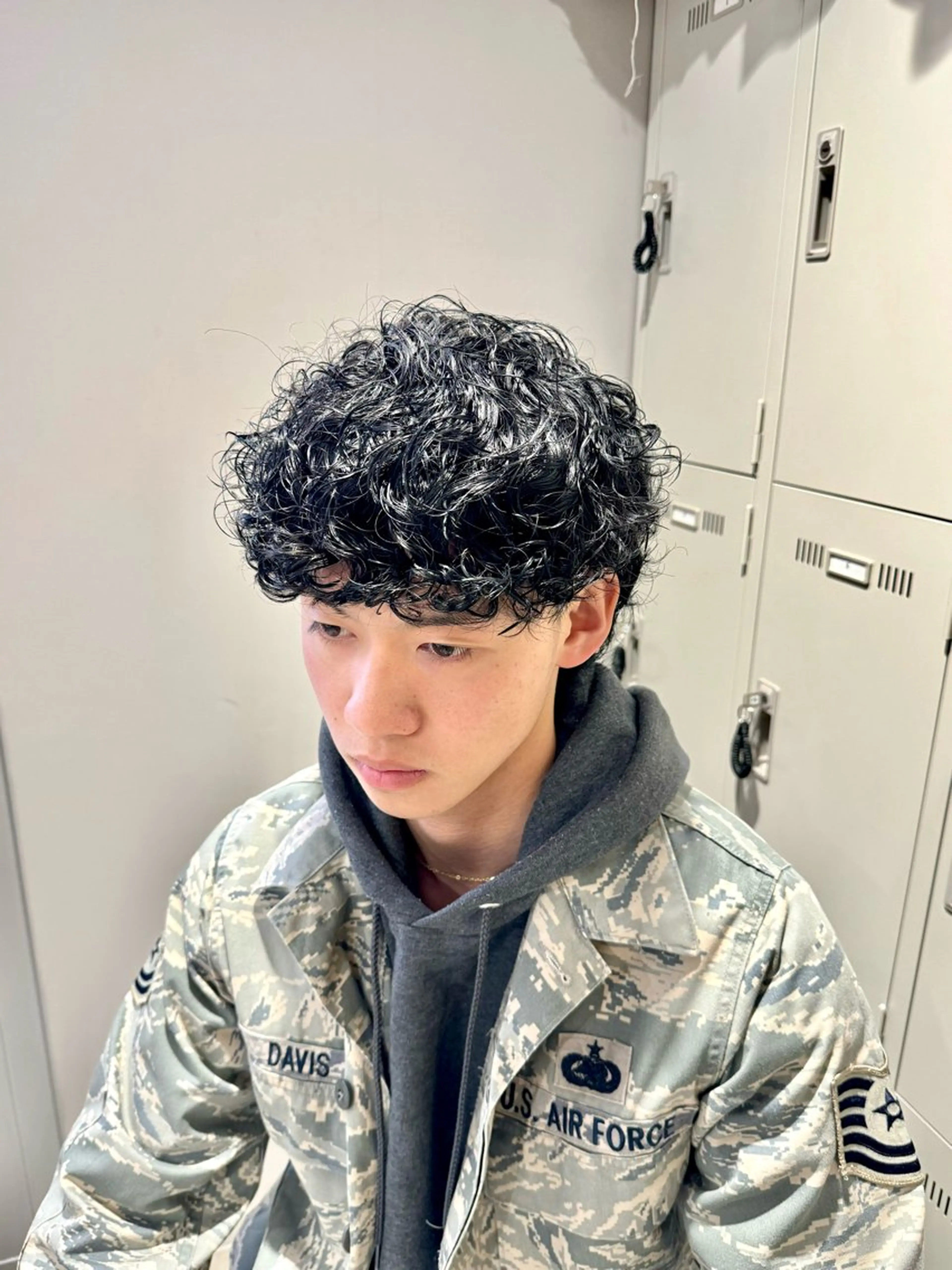 ミディアム パーマ ヘアアレンジ メンズ ミディアムパーマ メンズパーマ プードルパーマ プードルパーマ 顔まわりカット の達人のヘアスタイル
