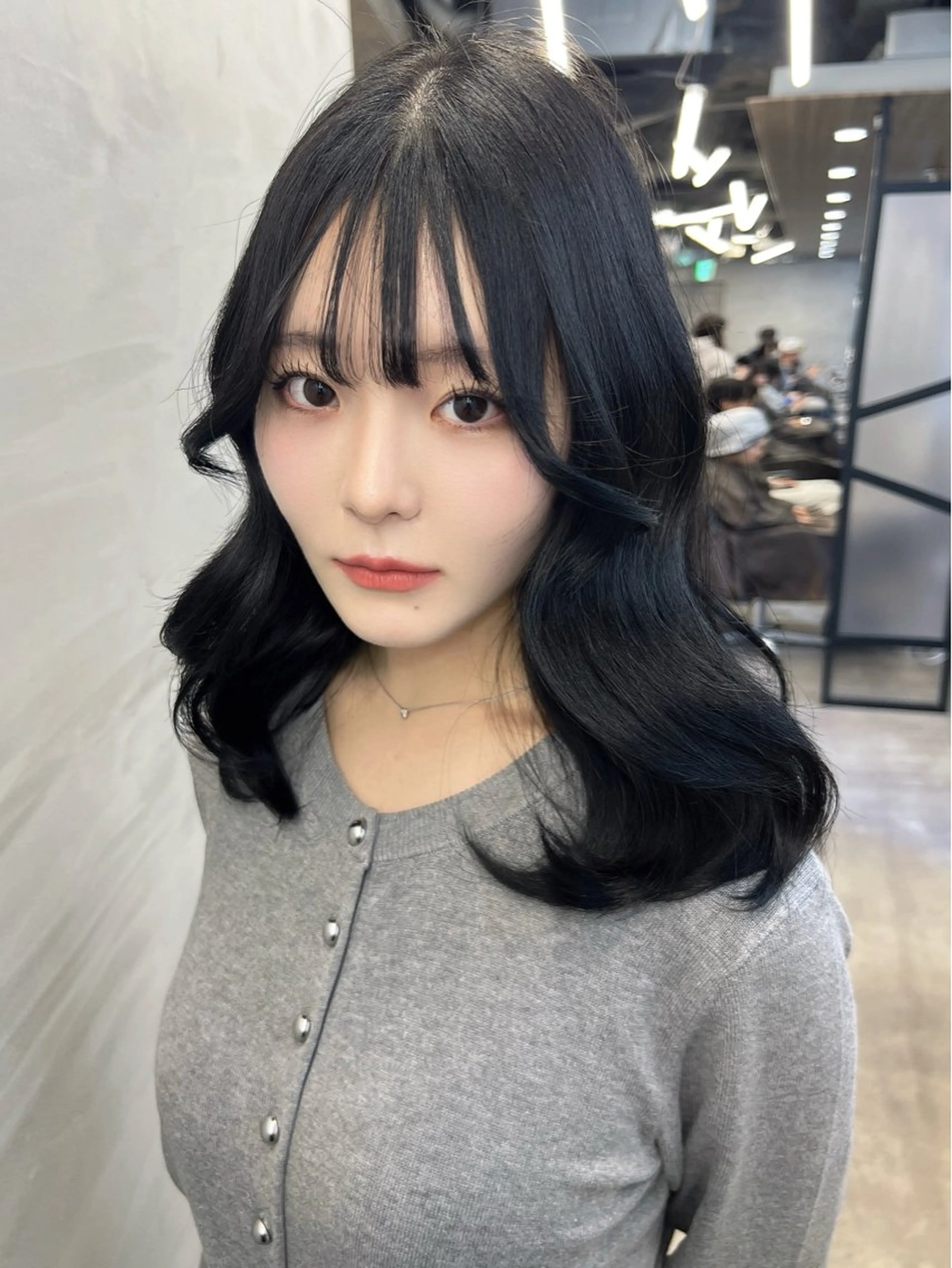 ミディアム カラー 黒髪 ブルーカラー ブルーブラック くびれヘア カット ヘアカラー トリートメント 艶髪/艶カラー/韓国 髪質改善/縮毛矯正のヘアスタイル