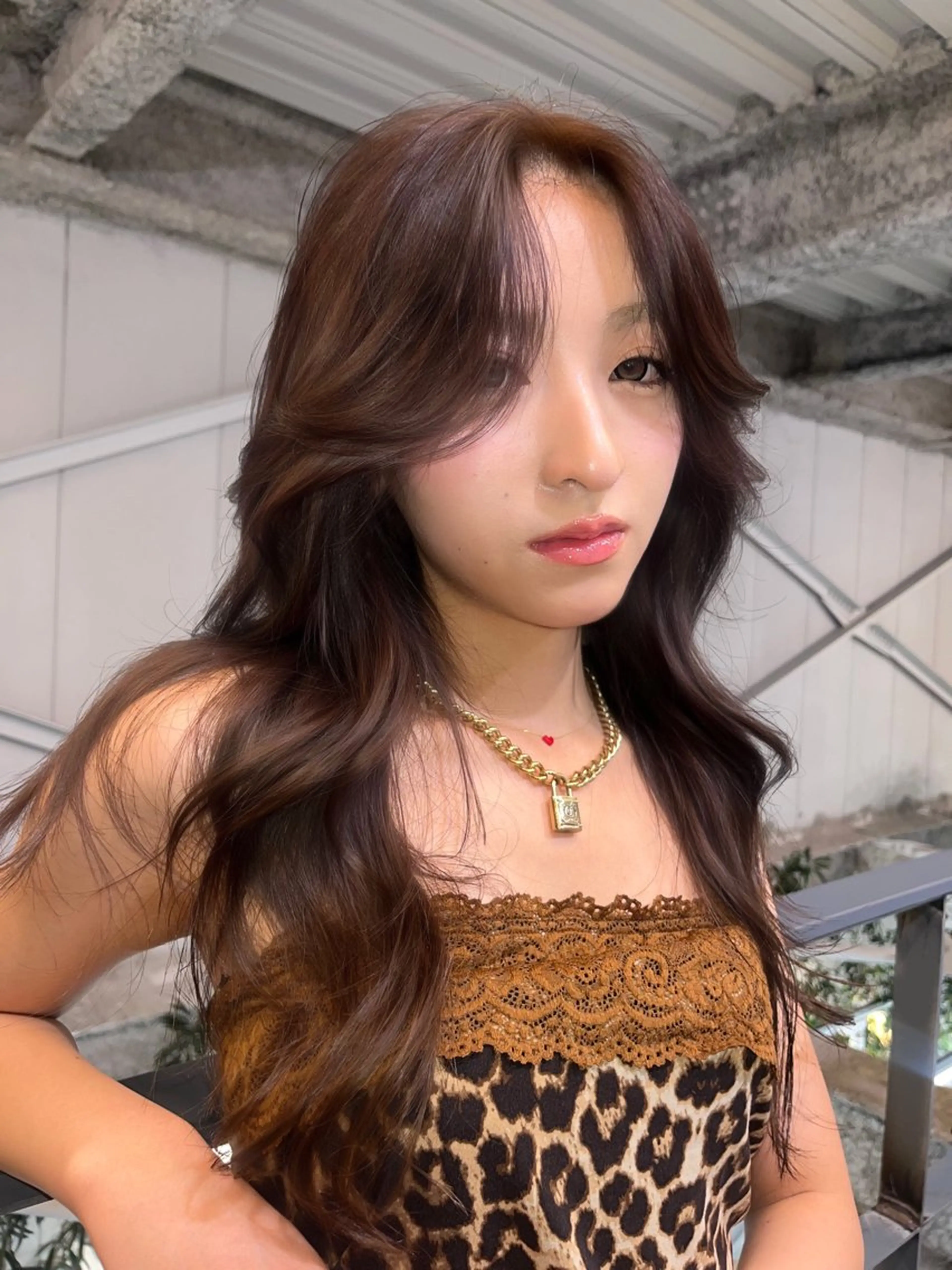 ロング カラー グレージュ Fev AYAHAのヘアスタイル