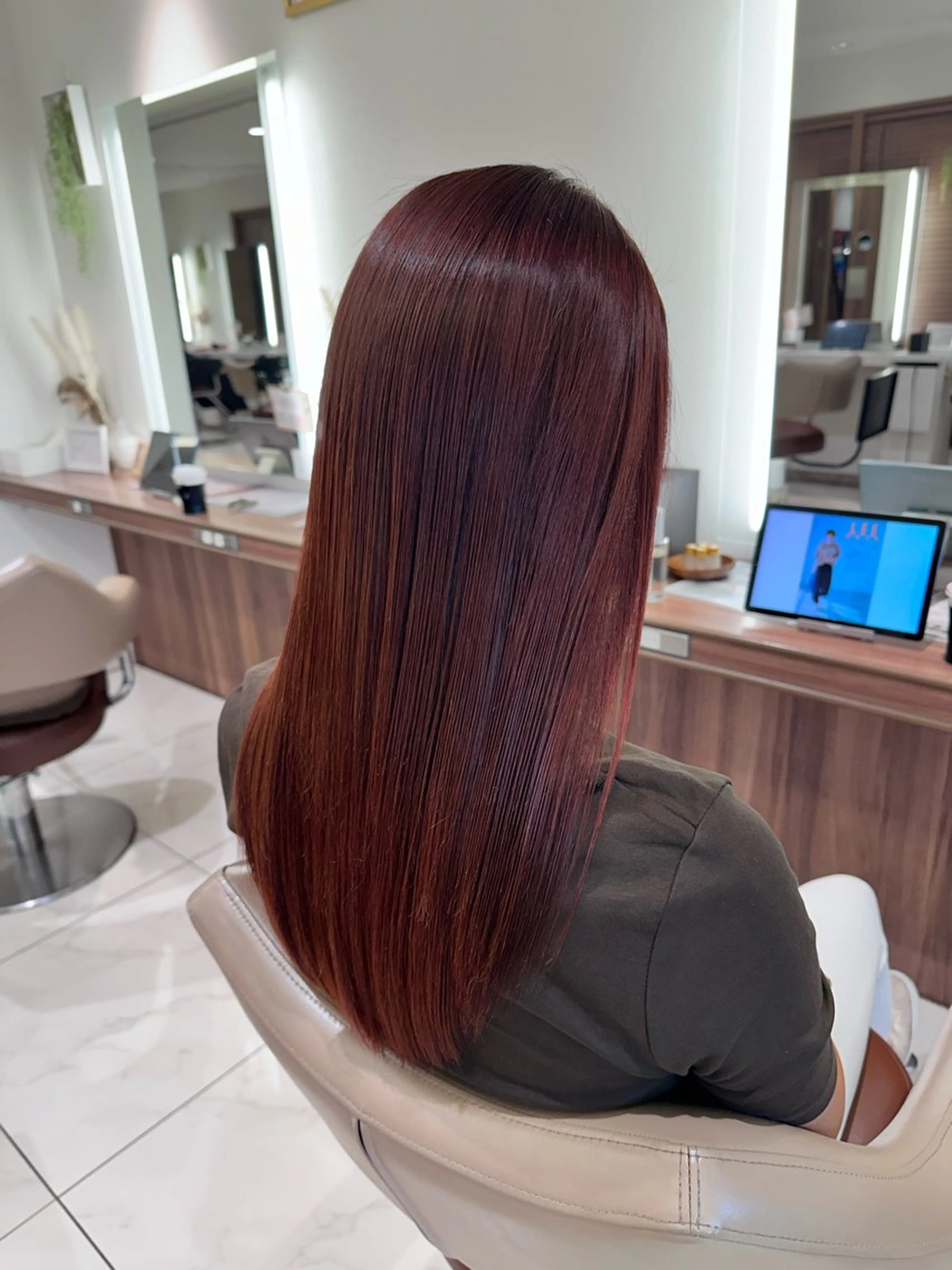 カラー ボルドーカラー 加藤芽実カラーリスト ／ミルクティーカラーのヘアスタイル